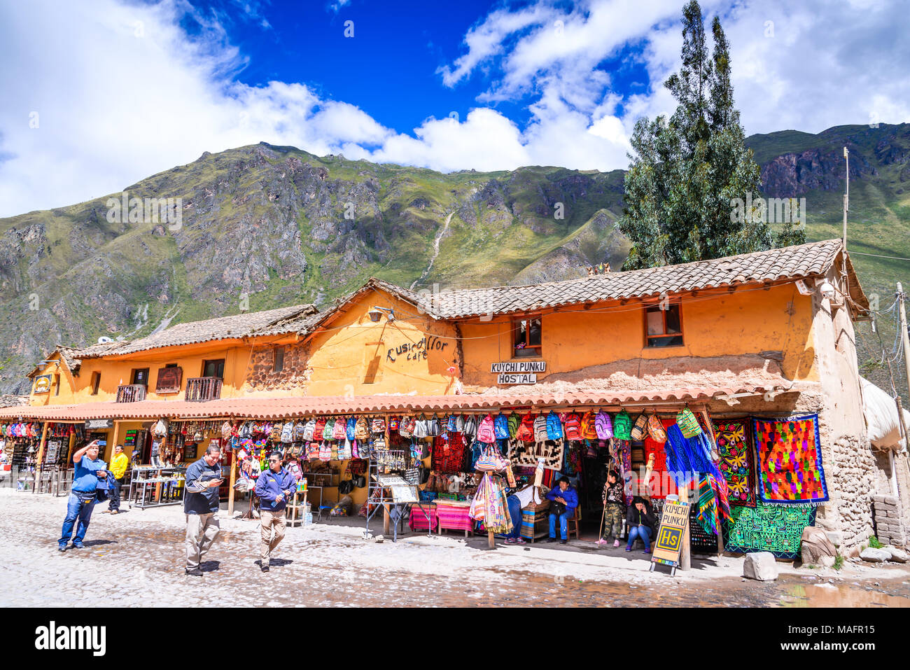 Cusco, Peru - 27. APRIL 2017: Stadtzentrum der kleinen mittelalterlichen Stadt von Ollantaytambo, mit Inka Ruinen auf der Anden. Stockfoto