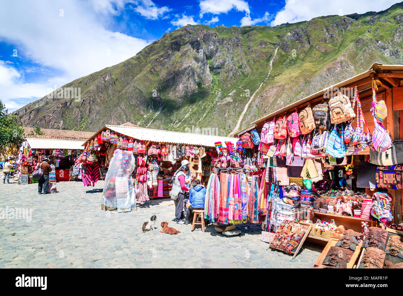 Cusco, Peru - 27. APRIL 2017: Stadtzentrum der kleinen mittelalterlichen Stadt von Ollantaytambo, mit Inka Ruinen auf der Anden. Stockfoto
