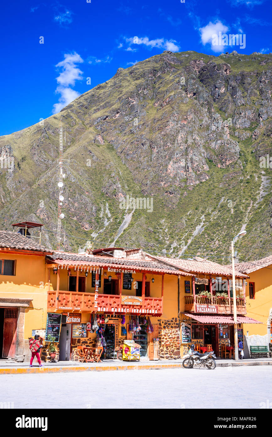 Cusco, Peru - 27. APRIL 2017: Stadtzentrum der kleinen mittelalterlichen Stadt von Ollantaytambo, mit Inka Ruinen auf der Anden. Stockfoto
