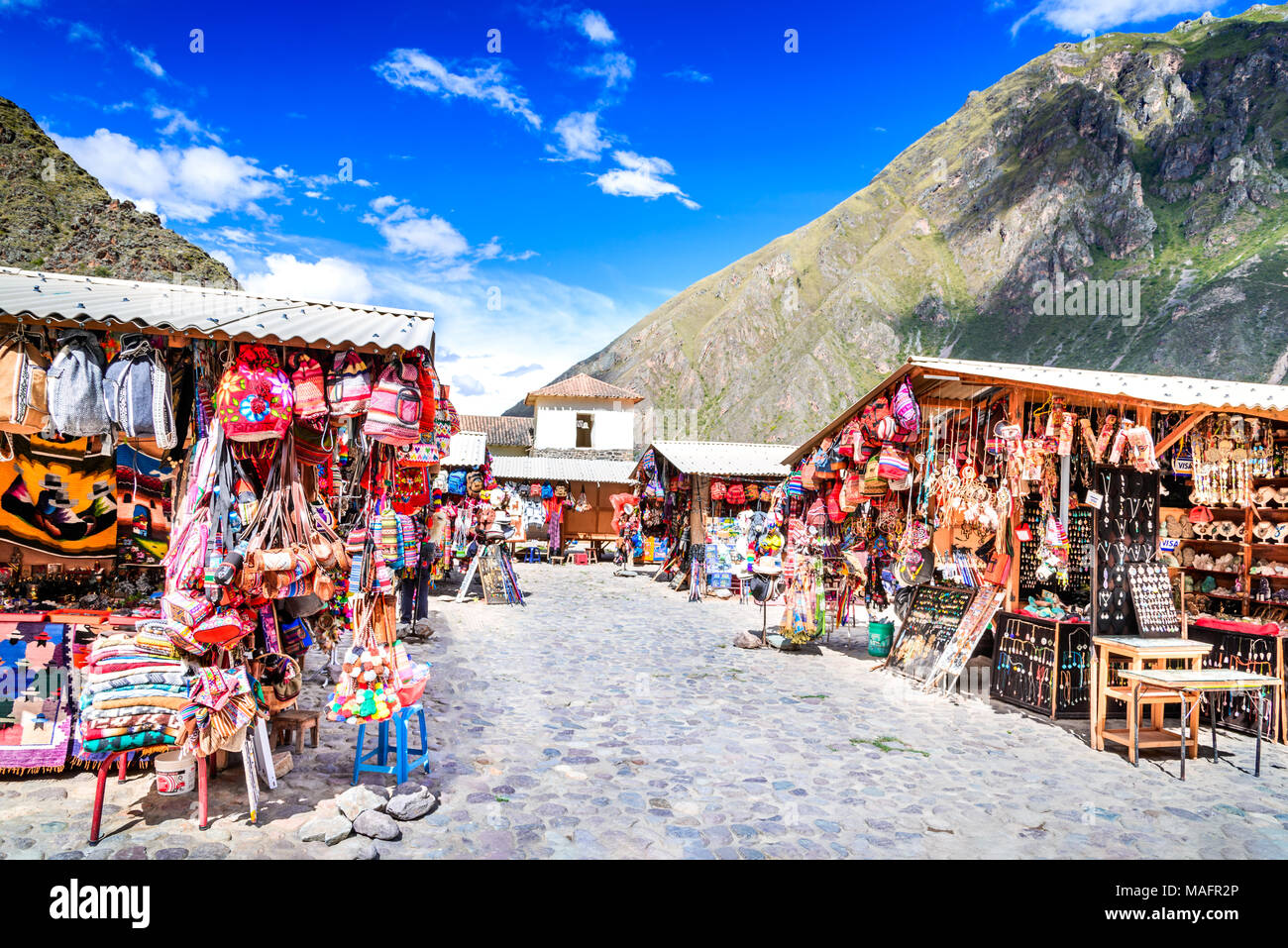 Cusco, Peru - 27. APRIL 2017: Stadtzentrum der kleinen mittelalterlichen Stadt von Ollantaytambo, mit Inka Ruinen auf der Anden. Stockfoto