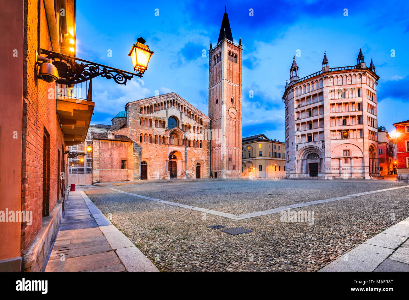 Parma, Italien - Piazza del Duomo mit dem Dom und Baptisterium, im Jahr 1059 gebaut. Die romanische Architektur in der Emilia-Romagna. Stockfoto