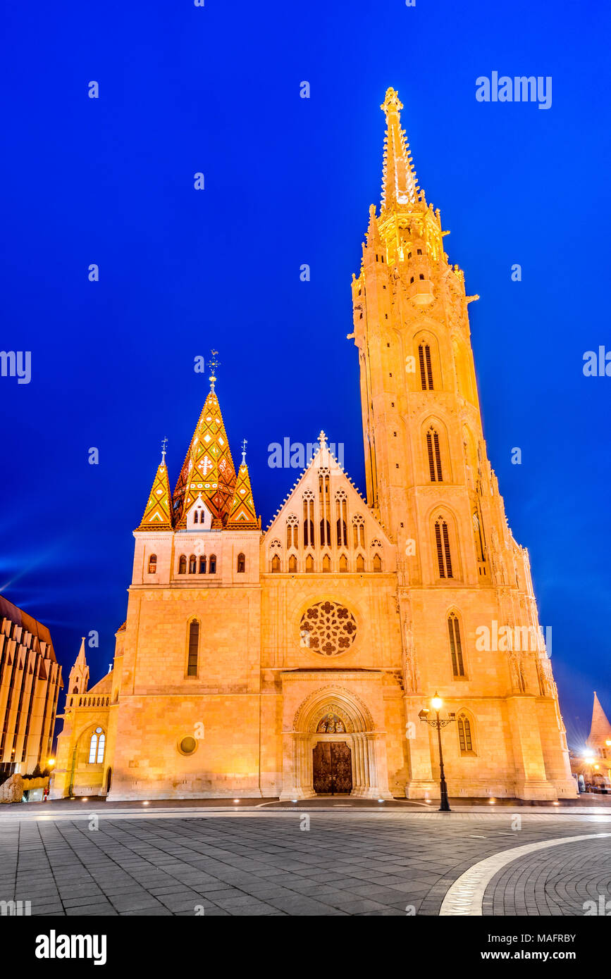 Budapest, Ungarn. Matyas Kirche auf Buda Hill bei Dämmerung Stunde. Stockfoto