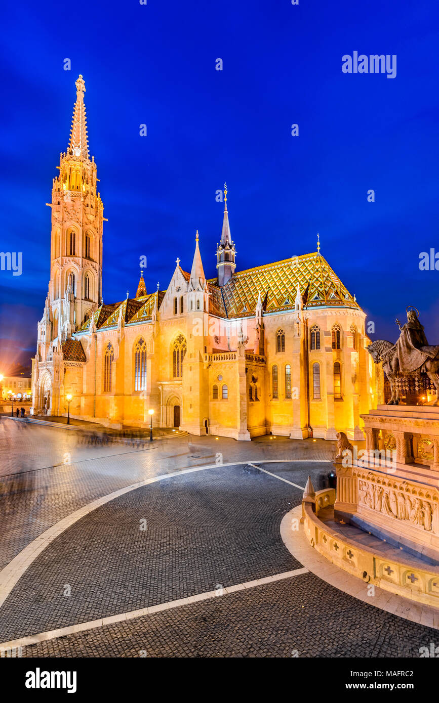 Budapest, Ungarn. Matyas Kirche, Buda Hill bei Dämmerung Stunde. Stockfoto