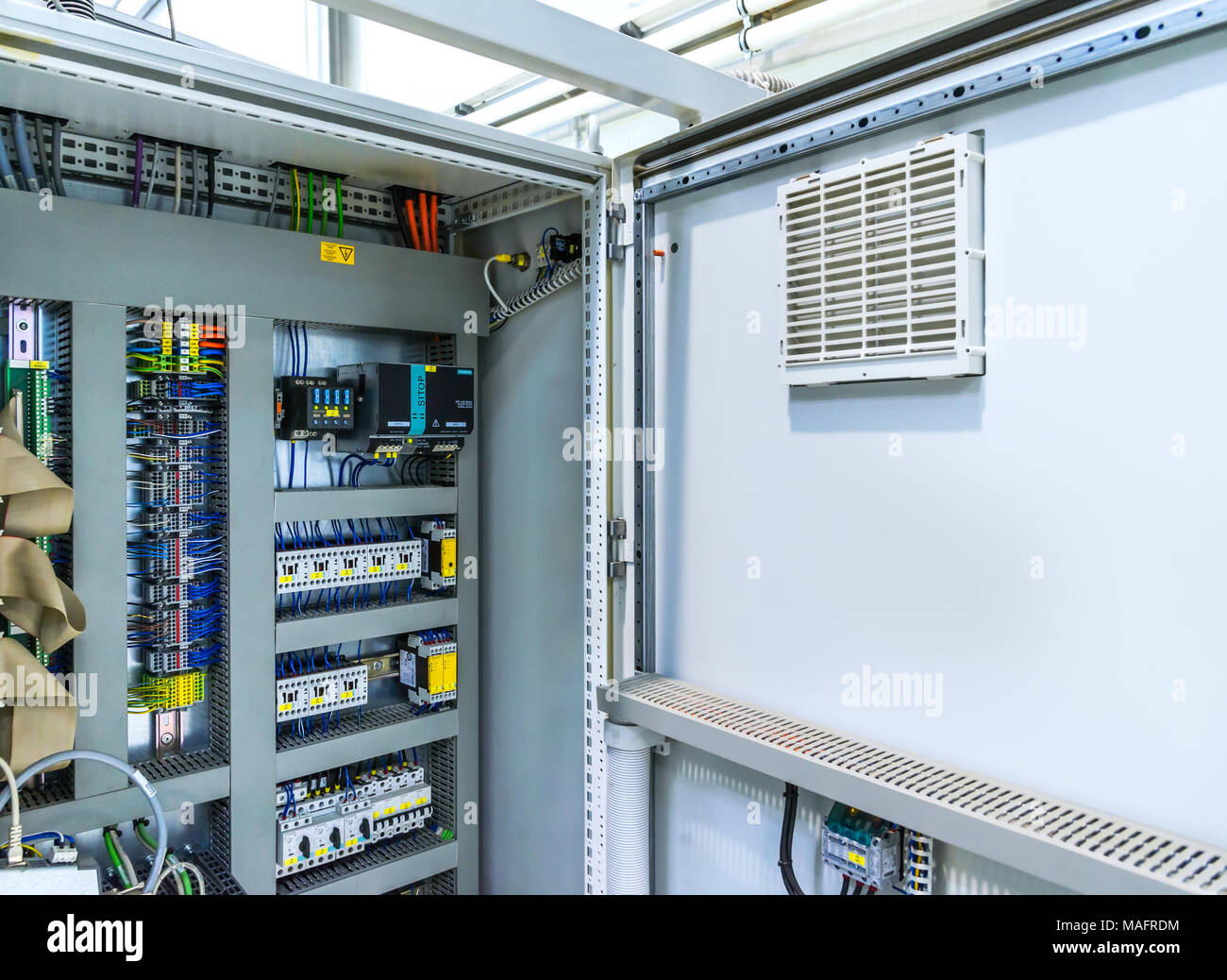 Automatische Sicherung elektrischer Steckverbinder in Stromleitungen. Industrielle elektrische Gehäuse, Schalter Bedienfeldplatine. Stockfoto