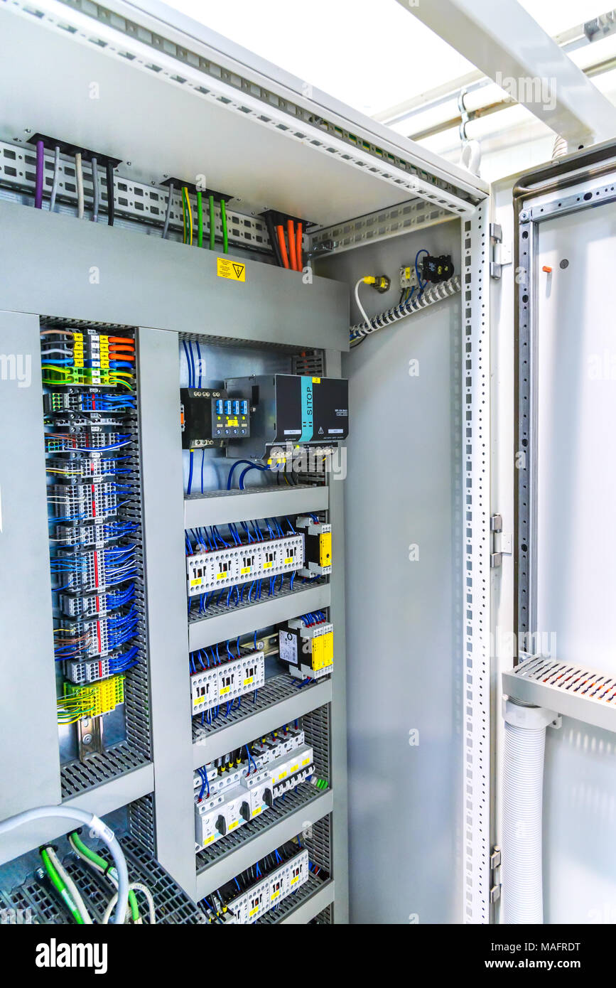 Automatische Sicherung elektrischer Steckverbinder in Stromleitungen. Industrielle elektrische Gehäuse, Schalter Bedienfeldplatine. Stockfoto