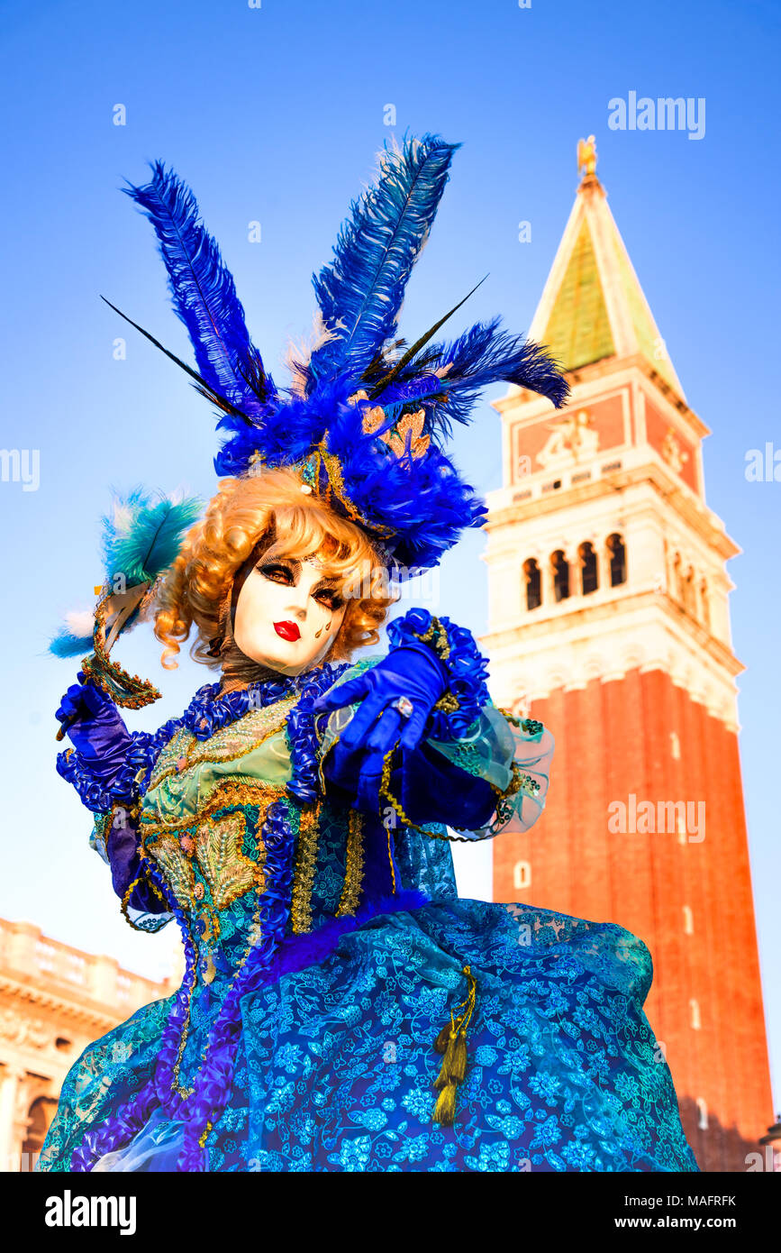 Venedig, Italien - 9. Februar 2018: Karneval von Venedig, schöne Frau Maske auf dem Markusplatz mit Campanile. Stockfoto