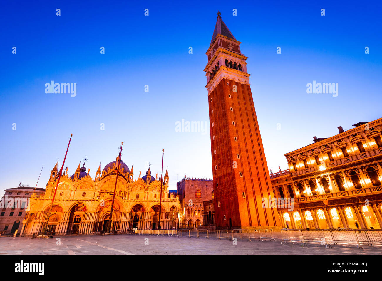 Venedig, Italien. Twilight erstaunliche Licht mit Campanile und der Basilika San Marco, dem venezianischen Morgen. Stockfoto