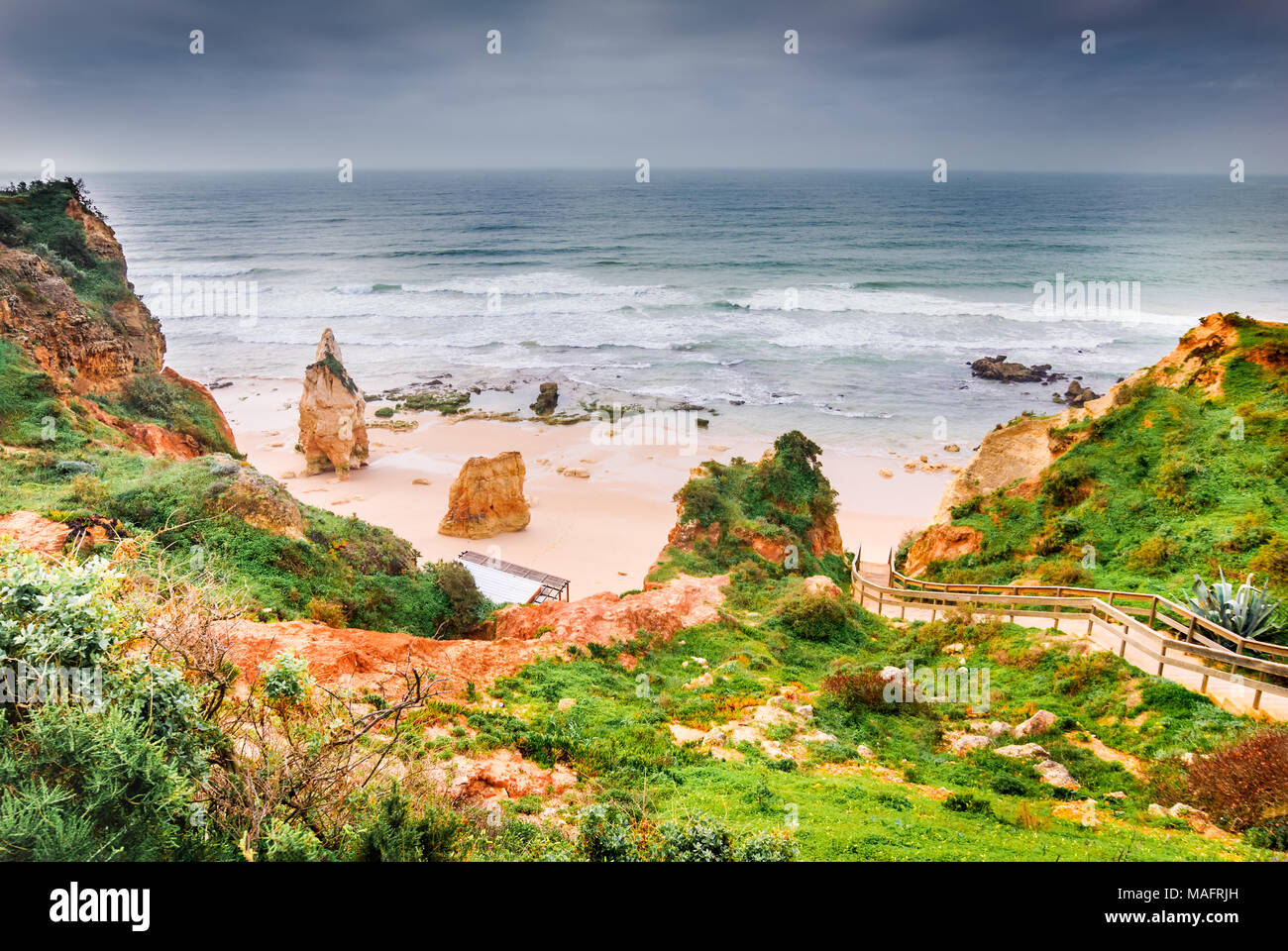 Algarve, Portugal - Praia da Rocha, fantastischer Sonnenaufgang am Atlantik, Portimao. Stockfoto