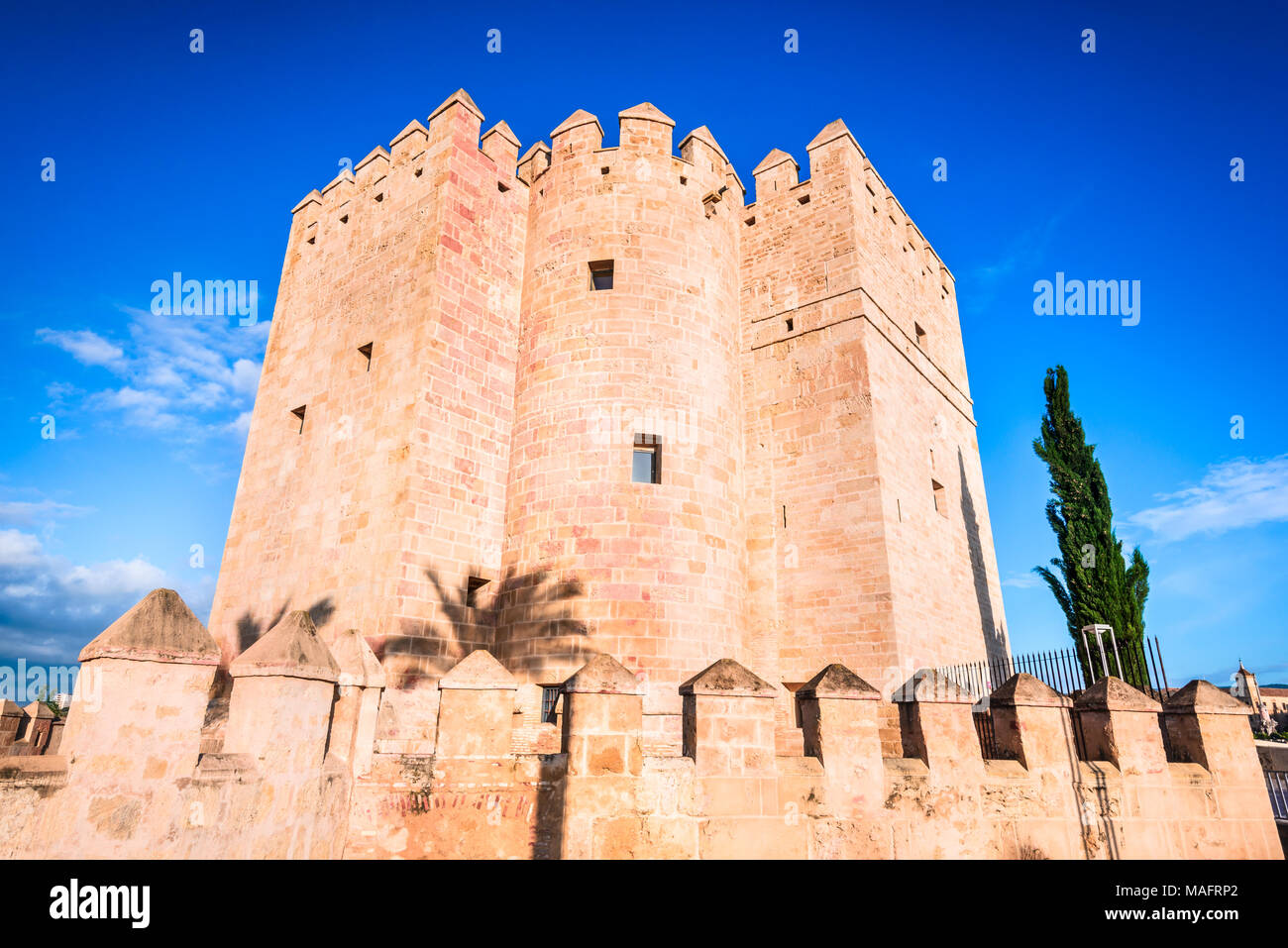 Cordoba, Spanien, Andalusien. Mittelalterliche Callahora Turm und am Fluss Guadalquivir. Stockfoto