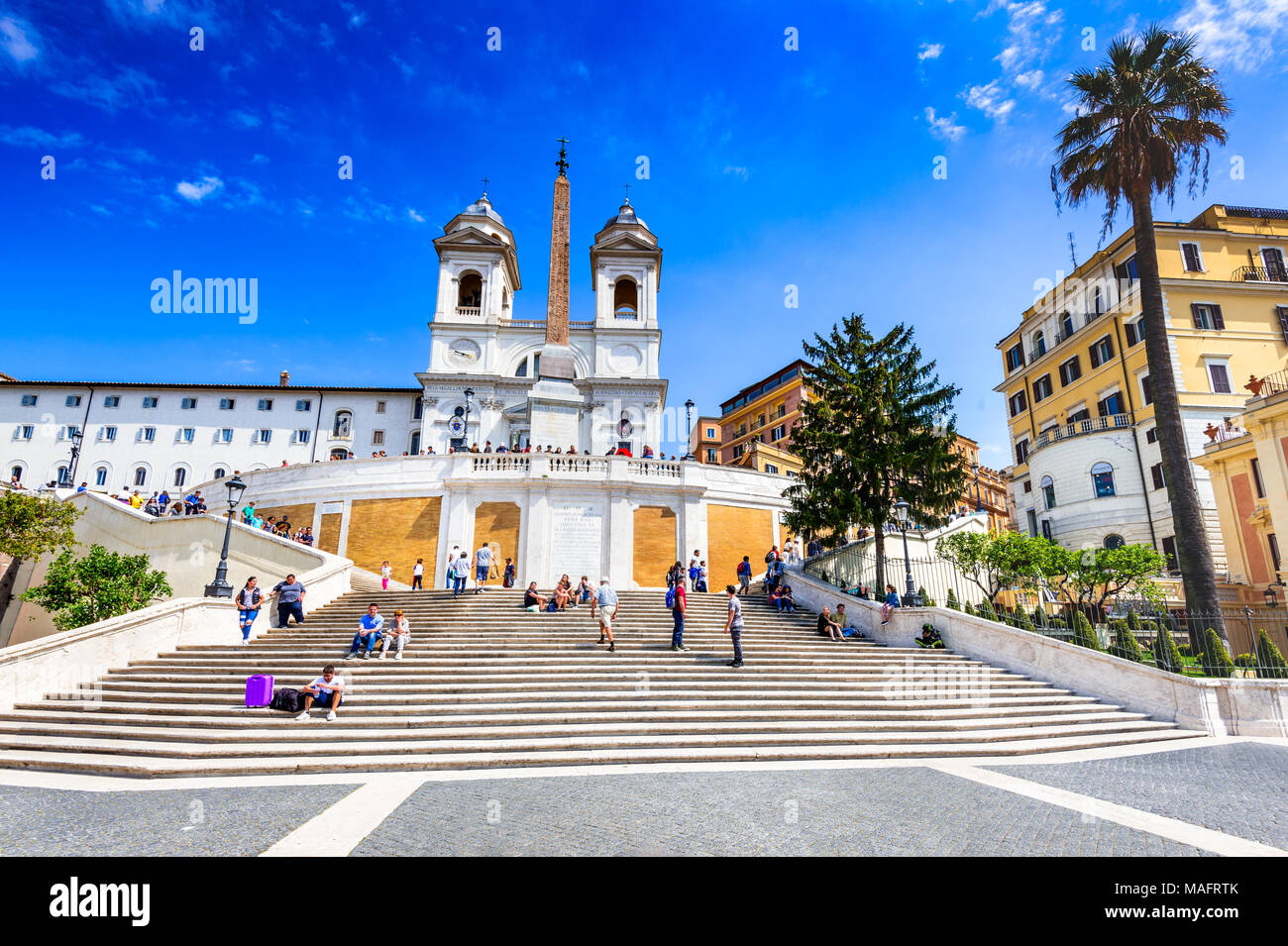 Rom, Italien, April 2017: Piazza di Spagna und der Trinita dei monti Kirche, römische Stadtbild Landschaft. Stockfoto