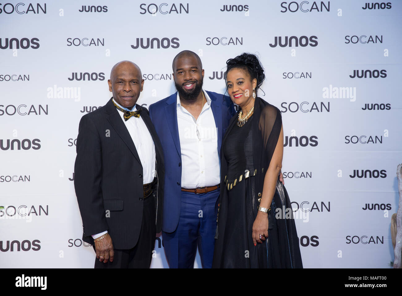 Vancouver, Kanada. 24. März, 2018. Produzent Matthew Burnett (Daniel Caesar) und seine Eltern auf dem roten Teppich an der 2018 Juno Awards Gala in Vancou Stockfoto