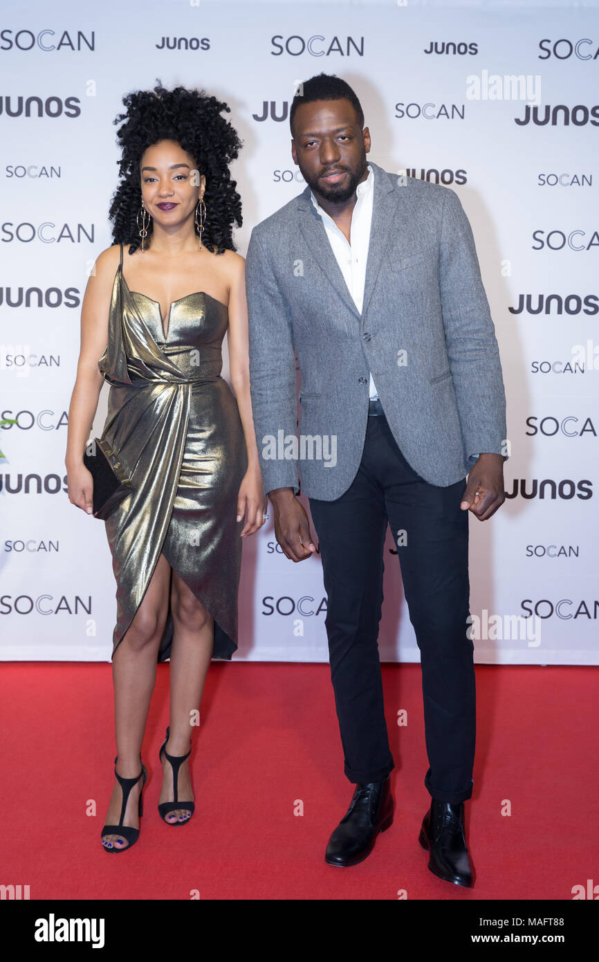 Vancouver, Kanada. 24. März, 2018. CBC Radio hosts Amanda Parris und Odario Williams auf dem roten Teppich die 2018 Juno Awards Gala in Vancouver. Cr Stockfoto