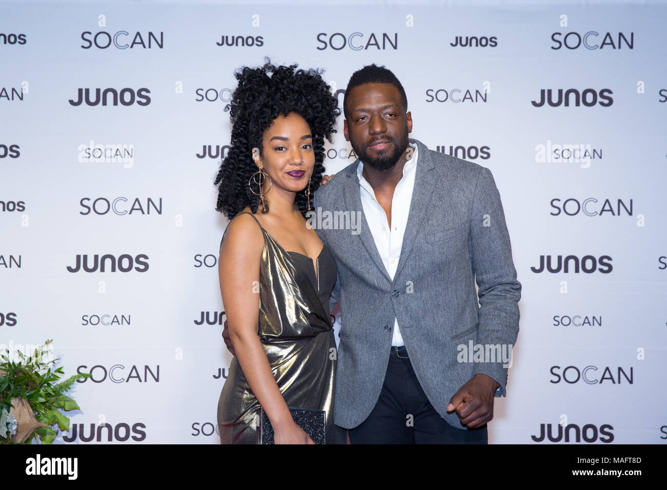 Vancouver, Kanada. 24. März, 2018. CBC Radio hosts Amanda Parris und Odario Williams auf dem roten Teppich die 2018 Juno Awards Gala in Vancouver. Cr Stockfoto