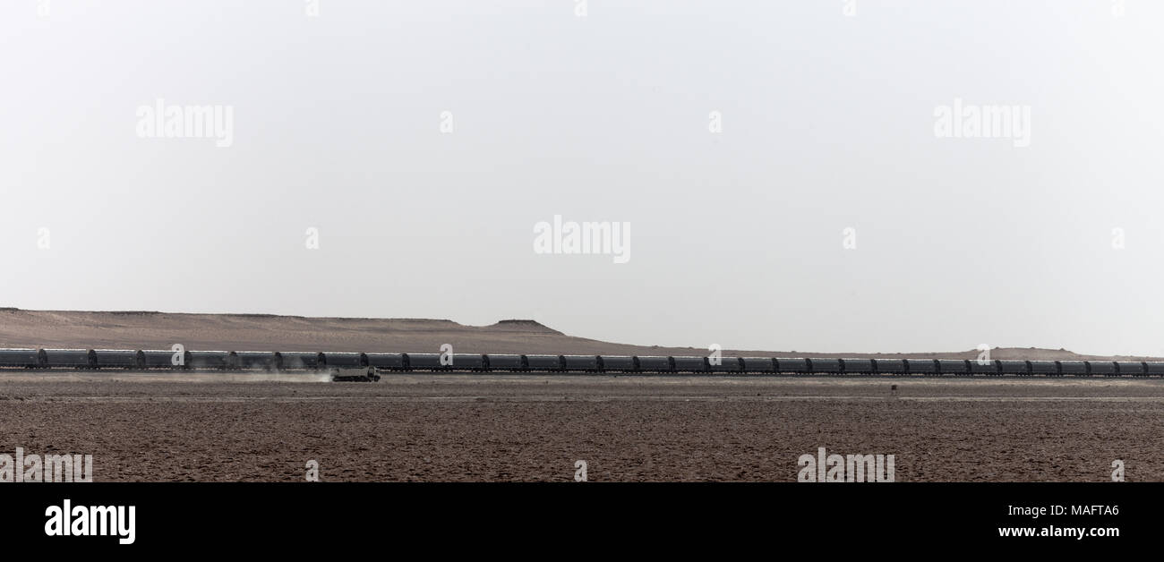 Cargo Zug durch die Wüste reisen. Stockfoto