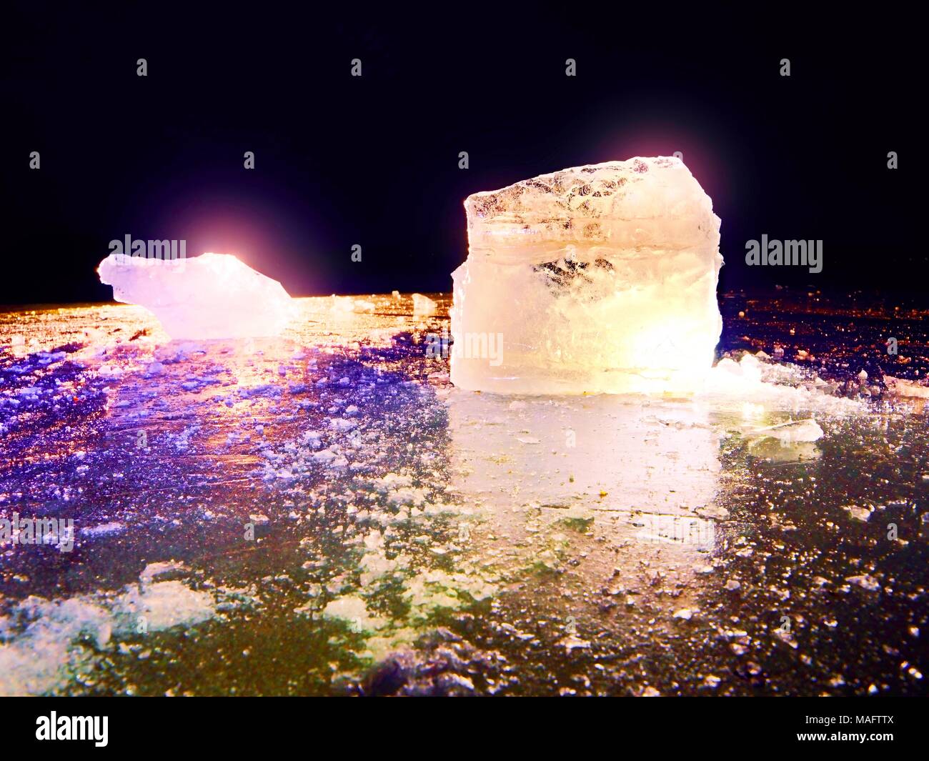 Detail Ansicht in ein Ice auf tiefe Kratzer und Risse. Cut Scholle gegen den Abendhimmel und Suchscheinwerfer. Stockfoto