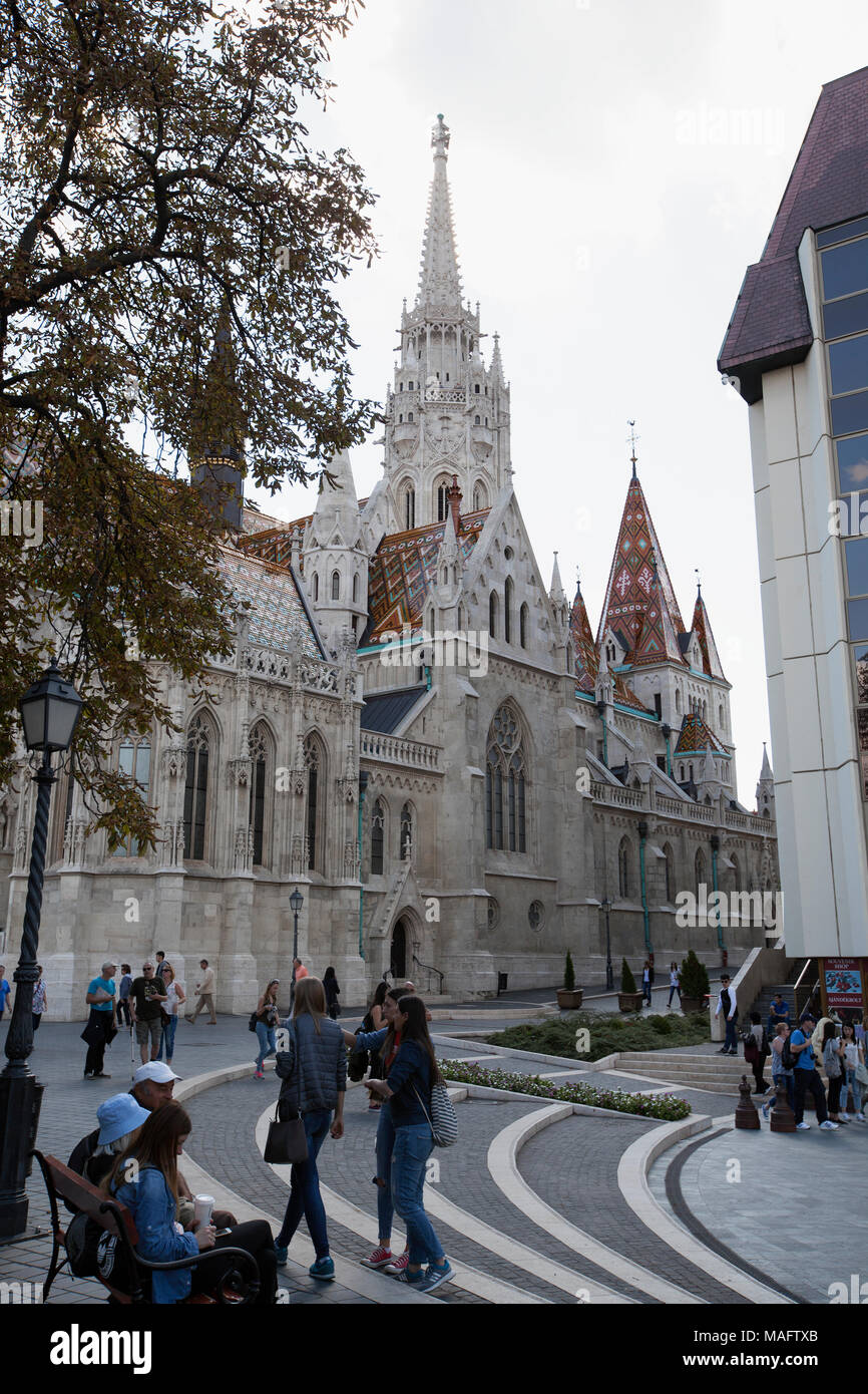 Matthias Kirche ist eine katholische Kirche in Budapest, Ungarn, liegt, vor die Fischerbastei. Stockfoto