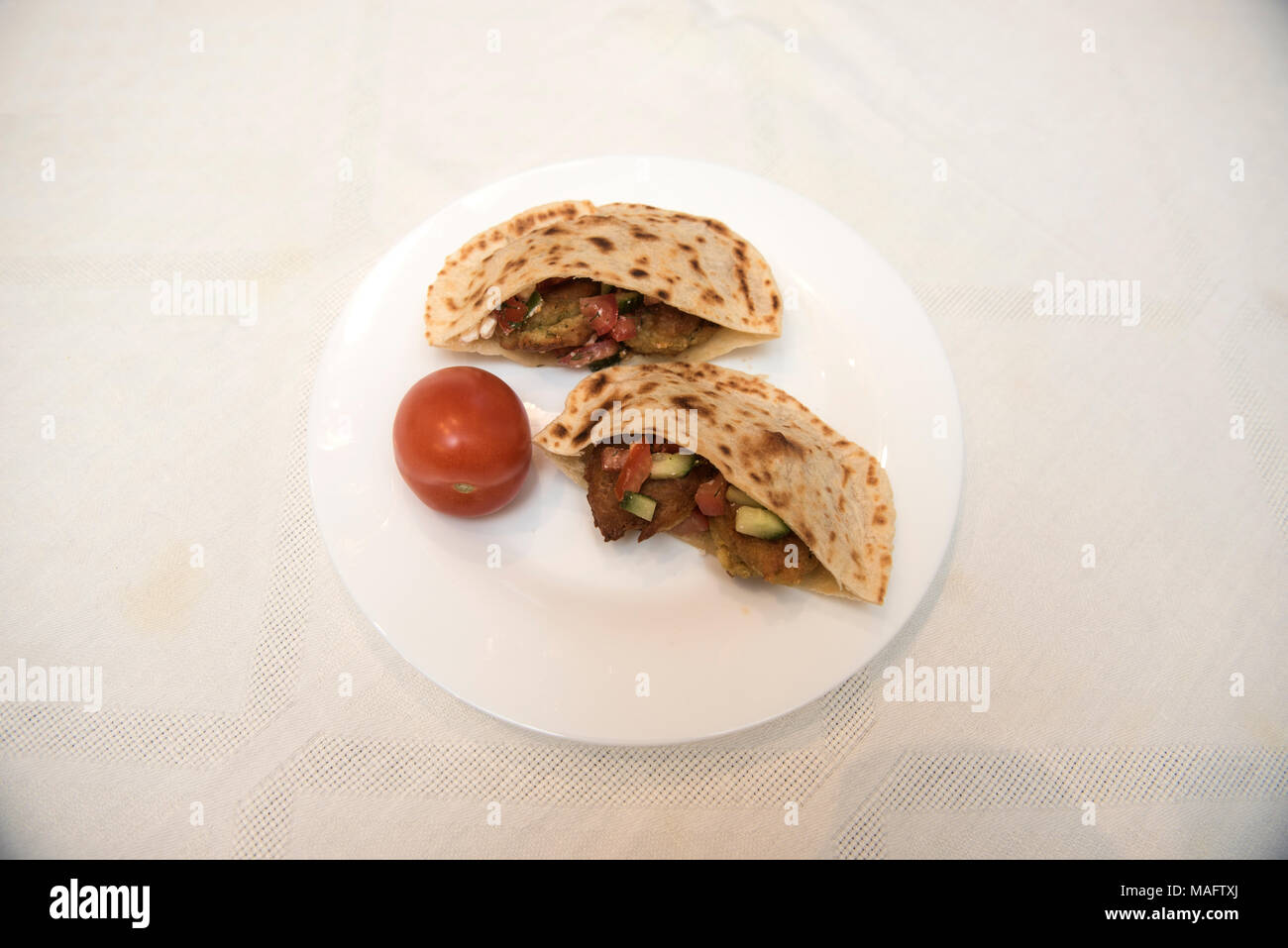 Beliebte israelischen Gericht - falafel in eine Platte auf eine weiße Tischdecke Stockfoto