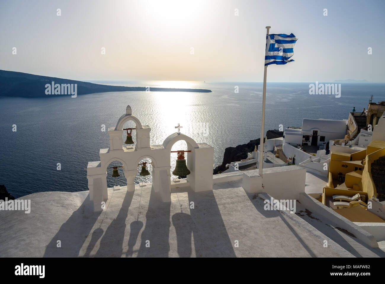 Türme und die griechische Flagge über die Ägäis auf Santorin. Stockfoto
