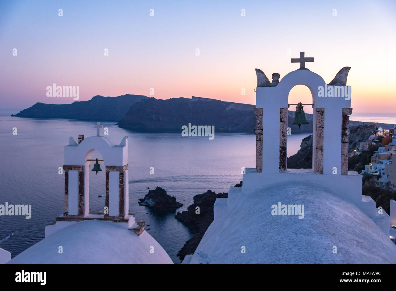 Die Caldera von Santorin und thirasia an der blauen Stunde zwischen zwei Glockentürme Stockfoto