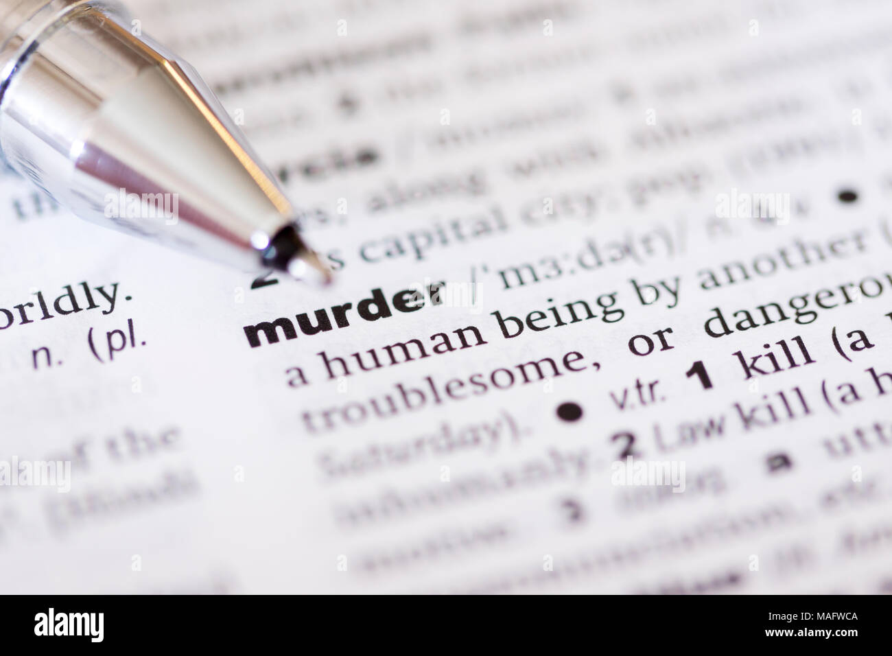 Die Makroaufnahme zeigt die Definition des Wortes Mord in ein Englisches Wörterbuch Stockfoto