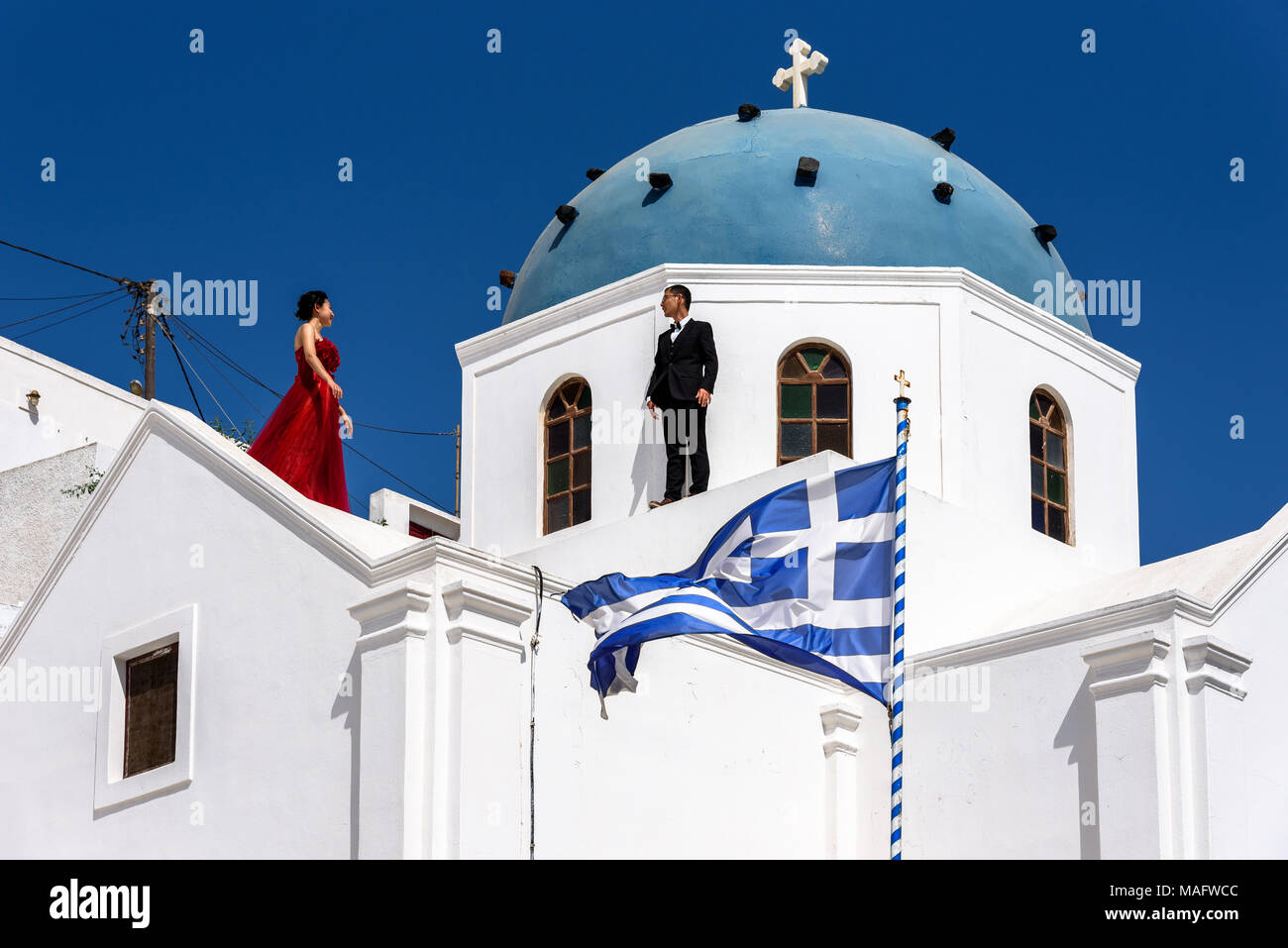 Ein paar für eine Hochzeit Foto auf eine Kirche in Fira auf Santorini Thira/Pose Stockfoto