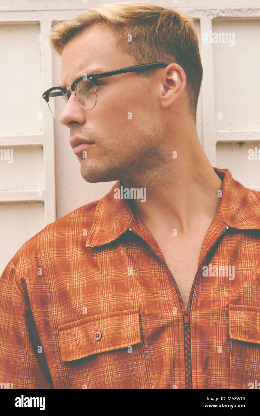 Ein kaukasischer Mann, männliche model posing tragen Männer 70s Vintage Shirt, einen Men's Vintage Mode redaktionelle Konzept. Stockfoto