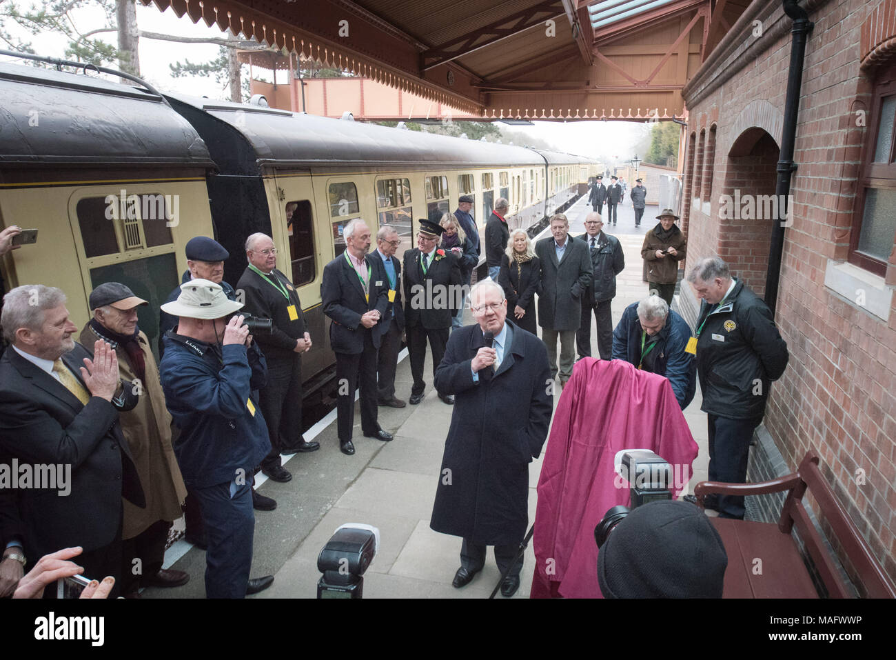 Broadway Station, Broadway, Worcestershire, Großbritannien. Am 30. März 2018. Ein Dampfzug tragen Mitglieder der Öffentlichkeit vom Broadway Station in der Wiege wich Stockfoto