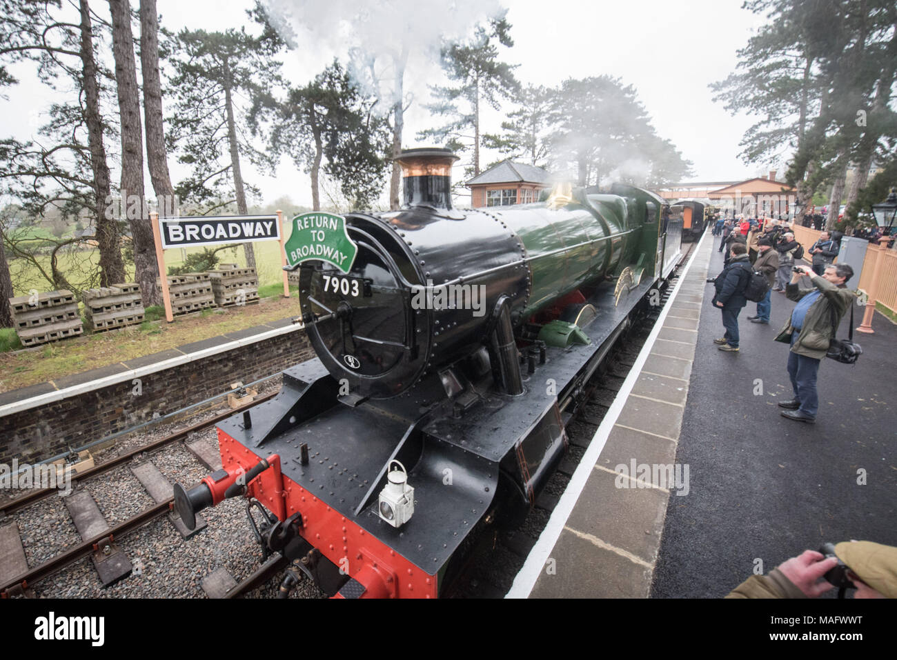 Broadway Station, Broadway, Worcestershire, Großbritannien. Am 30. März 2018. Ein Dampfzug tragen Mitglieder der Öffentlichkeit vom Broadway Station in der Wiege wich Stockfoto