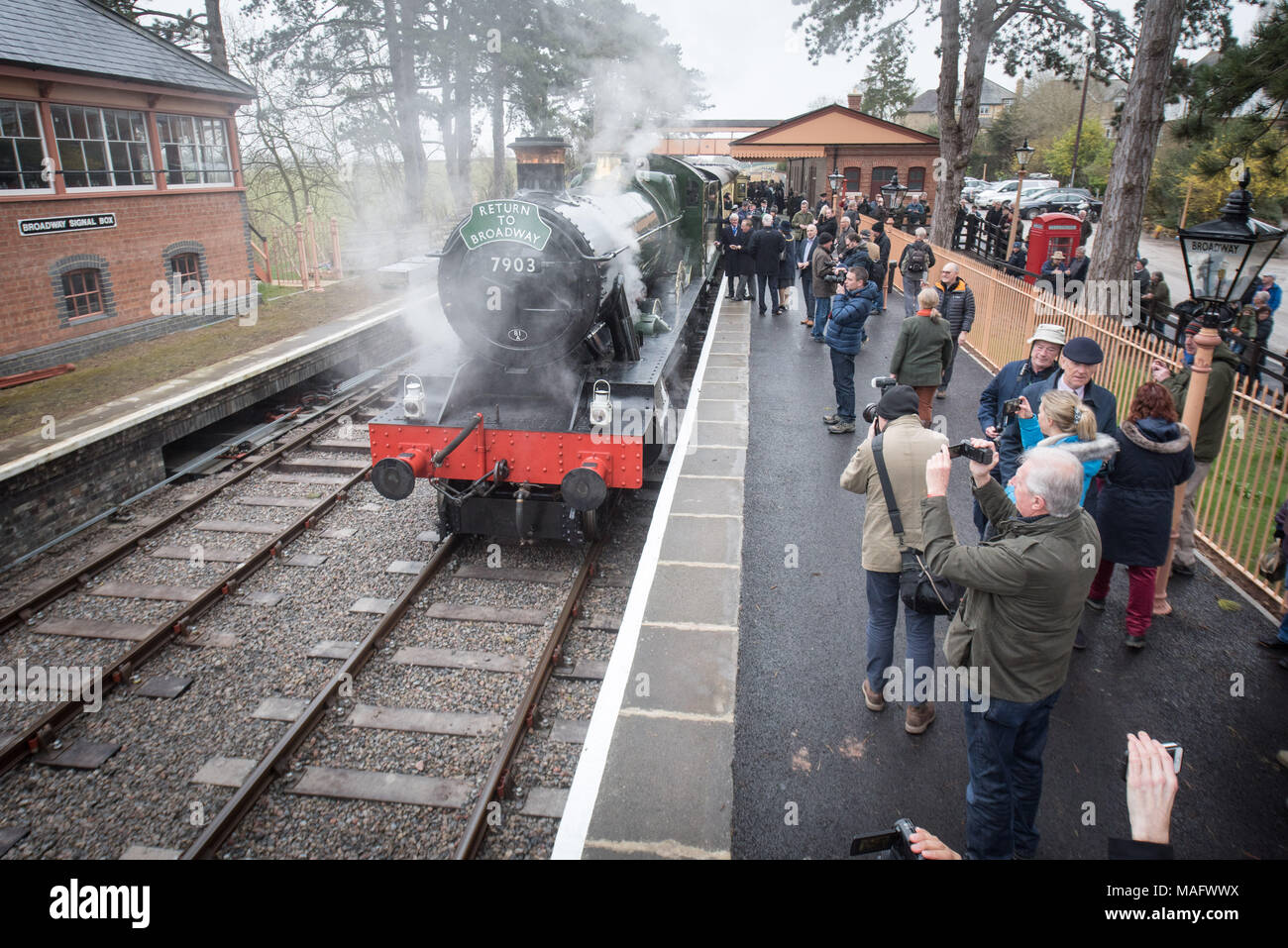 Broadway Station, Broadway, Worcestershire, Großbritannien. Am 30. März 2018. Ein Dampfzug tragen Mitglieder der Öffentlichkeit vom Broadway Station in der Wiege wich Stockfoto