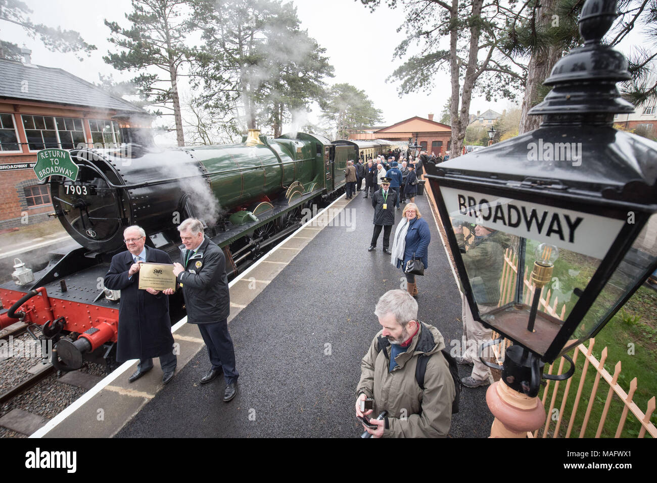 Broadway Station, Broadway, Worcestershire, Großbritannien. Am 30. März 2018. Ein Dampfzug tragen Mitglieder der Öffentlichkeit vom Broadway Station in der Wiege wich Stockfoto