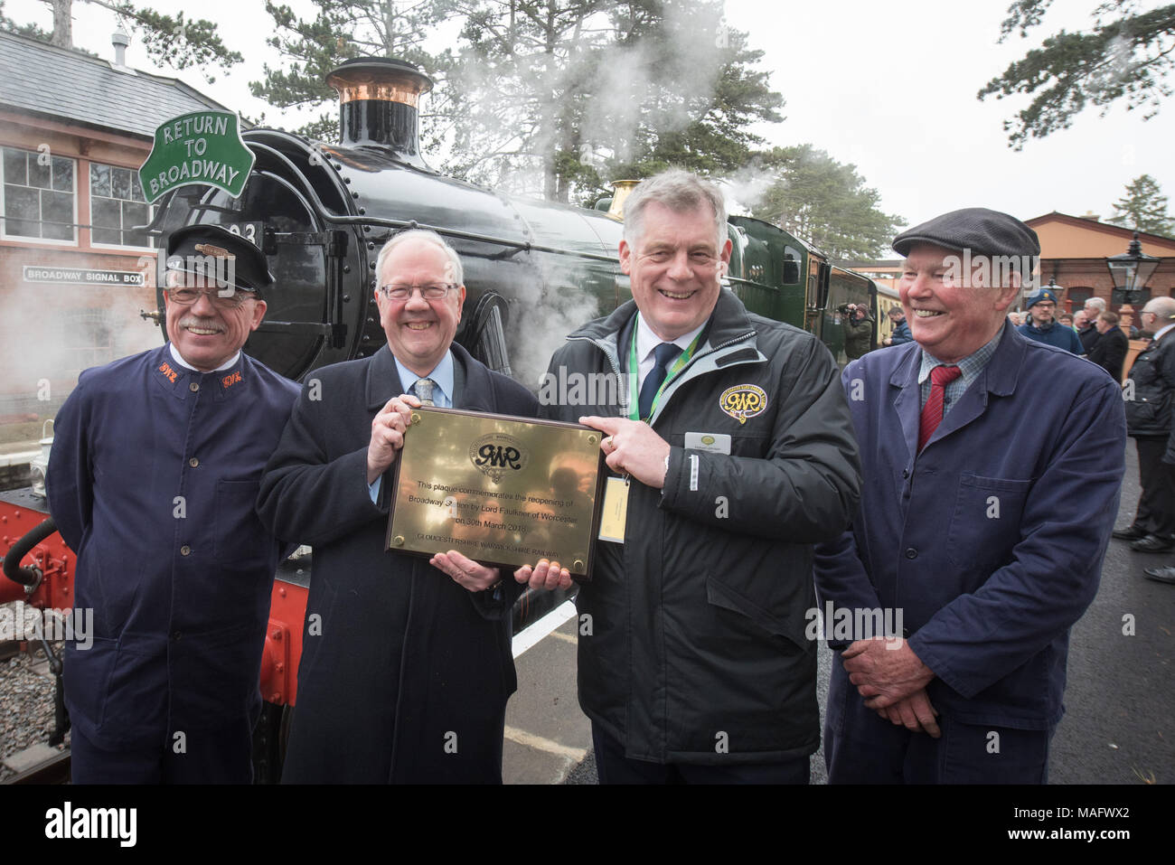 Broadway Station, Broadway, Worcestershire, Großbritannien. Am 30. März 2018. Ein Dampfzug tragen Mitglieder der Öffentlichkeit vom Broadway Station in der Wiege wich Stockfoto