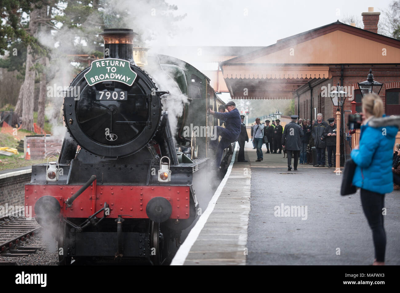 Broadway Station, Broadway, Worcestershire, Großbritannien. Am 30. März 2018. Ein Dampfzug tragen Mitglieder der Öffentlichkeit vom Broadway Station in der Wiege wich Stockfoto