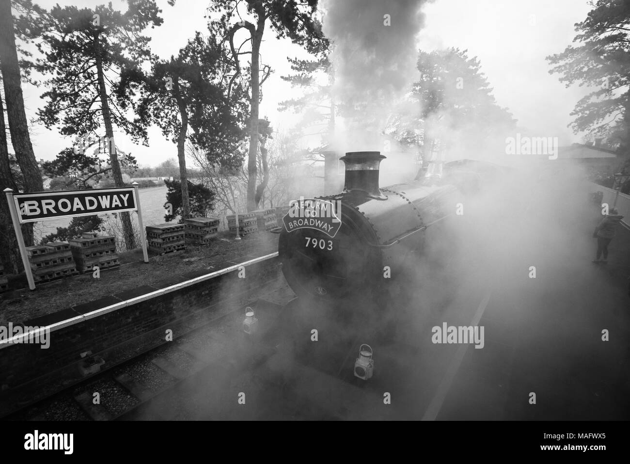 Broadway Station, Broadway, Worcestershire, Großbritannien. Am 30. März 2018. Ein Dampfzug tragen Mitglieder der Öffentlichkeit vom Broadway Station in der Wiege wich Stockfoto
