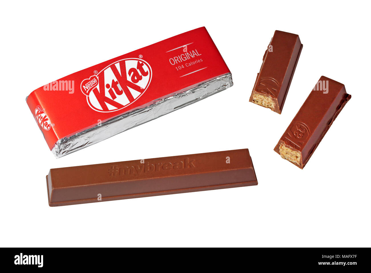 Zwei Finger original KitKat von Nestlé ein Balken gewickelt und eine Bar im Koffer mit einem Finger in zwei gebrochene isoliert auf weißem Hintergrund Stockfoto