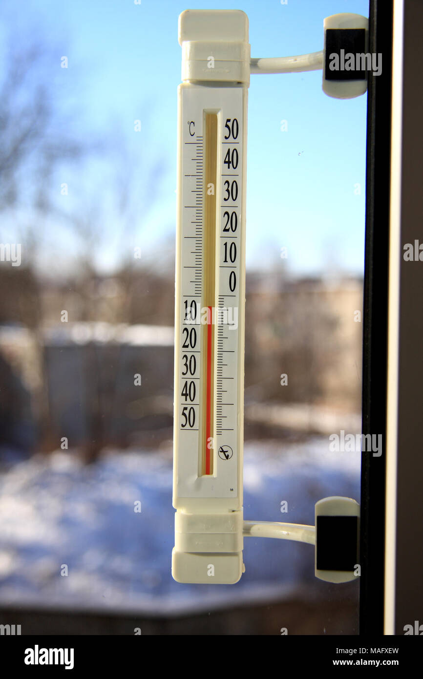 Thermometer auf dem Fenster mit der Anzeige der Temperatur auf die Straße  Stockfotografie - Alamy