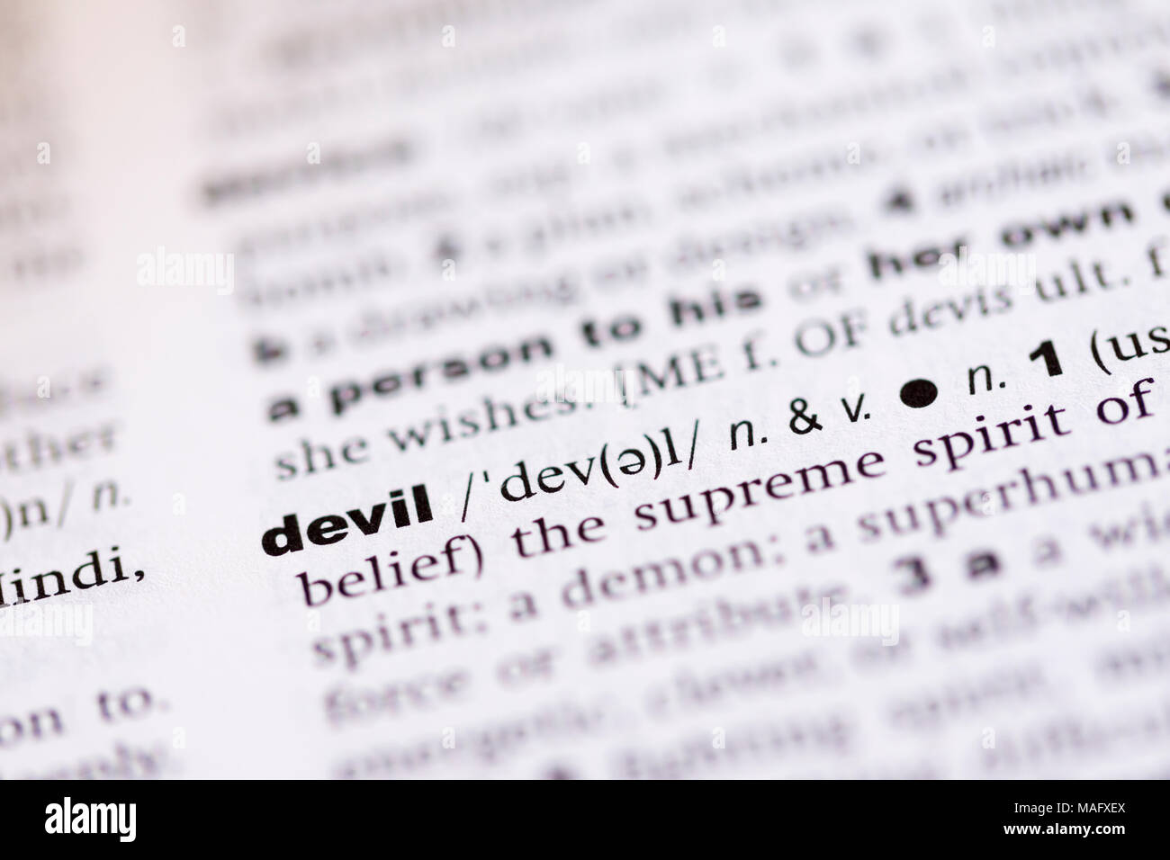 Die Makroaufnahme zeigt die Definition des Wortes Teufel in ein Englisches Wörterbuch Stockfoto