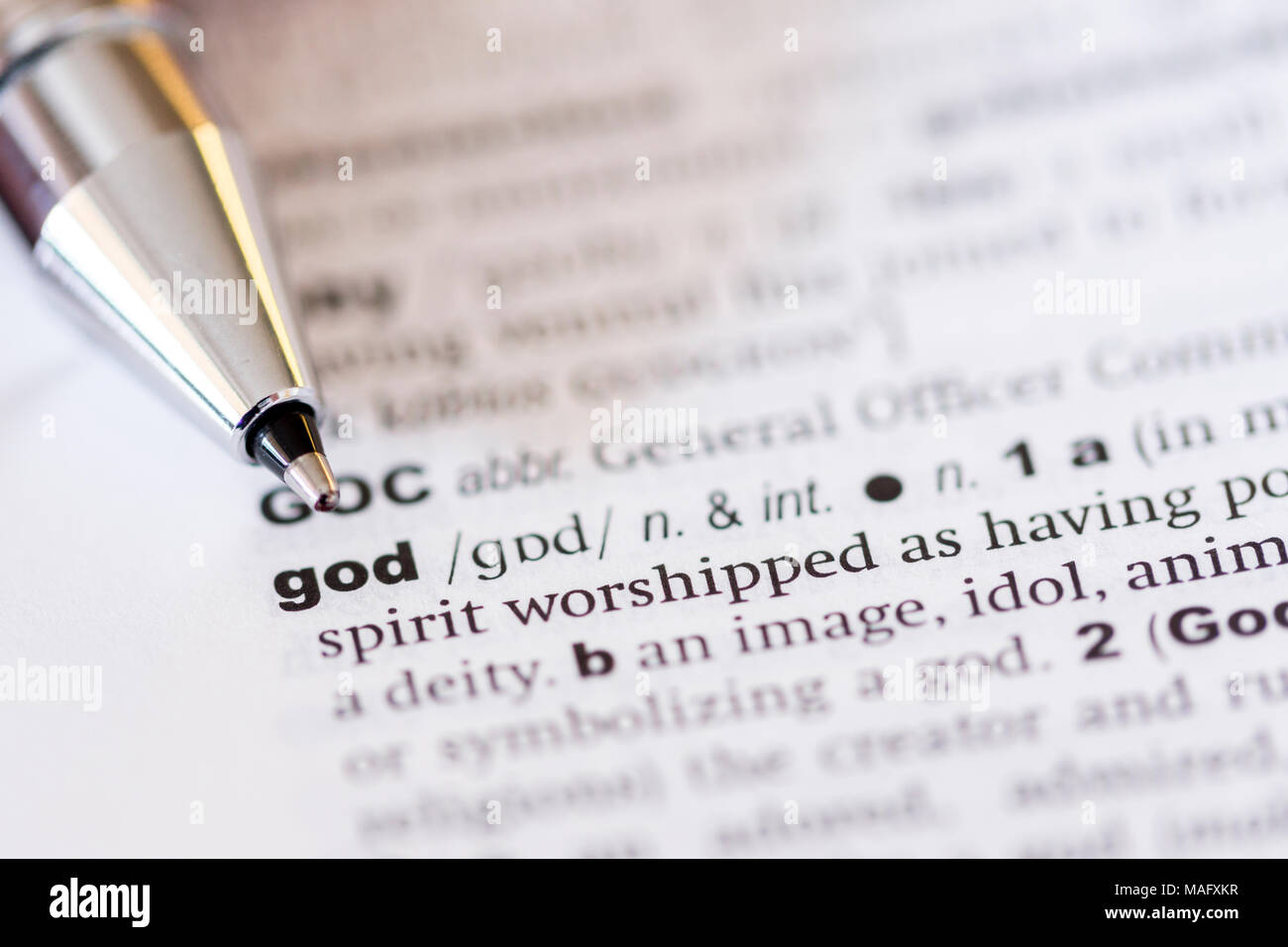 Die Makroaufnahme zeigt die Definition des Wortes Gottes in ein Englisches Wörterbuch Stockfoto