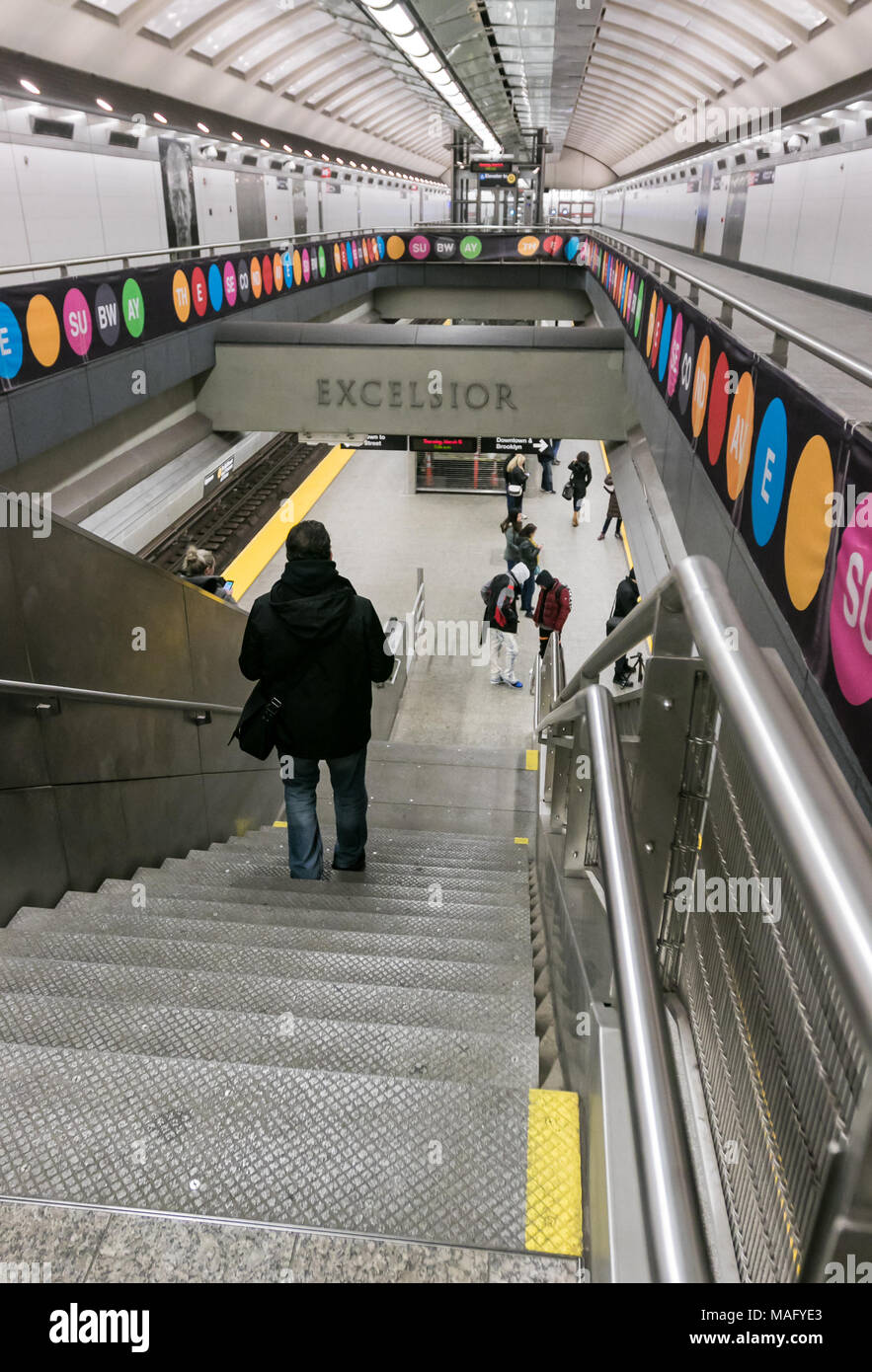 New York, 15. März 2018: Mann steigt die Treppe auf eine Plattform der zweiten Avenue Subway Station. Stockfoto