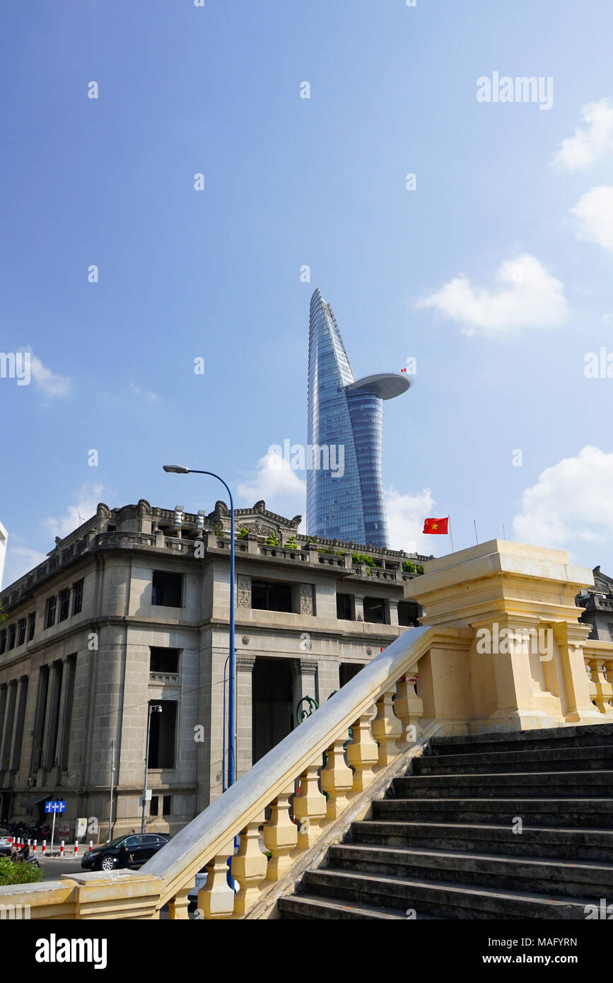 Der Staatsbank von Vietnam und die bitexco Financial Tower im Bezirk ein. Ho Chi Minh City, Vietnam. Stockfoto