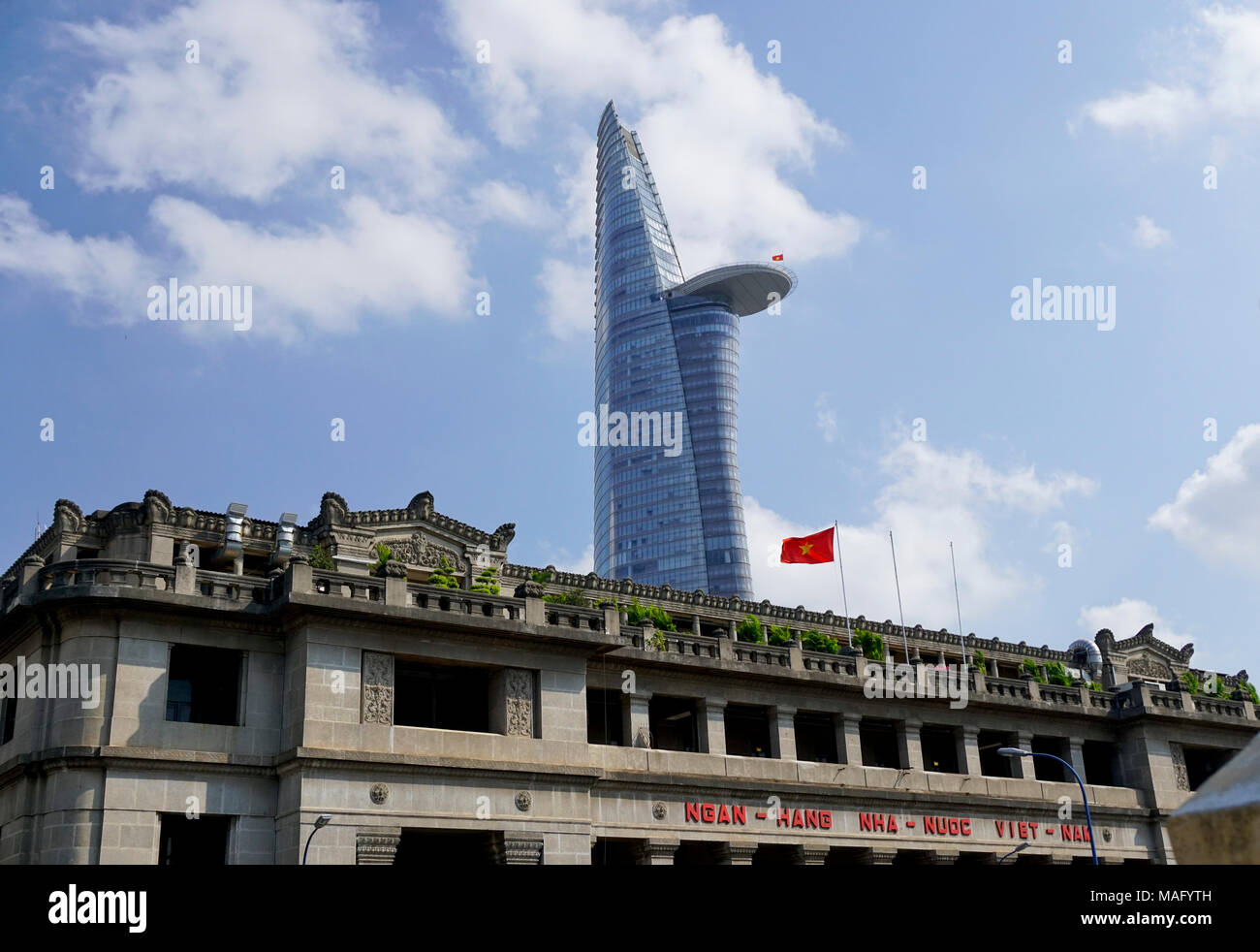 Der Staatsbank von Vietnam und die bitexco Financial Tower im Bezirk ein. Ho Chi Minh City, Vietnam. Stockfoto