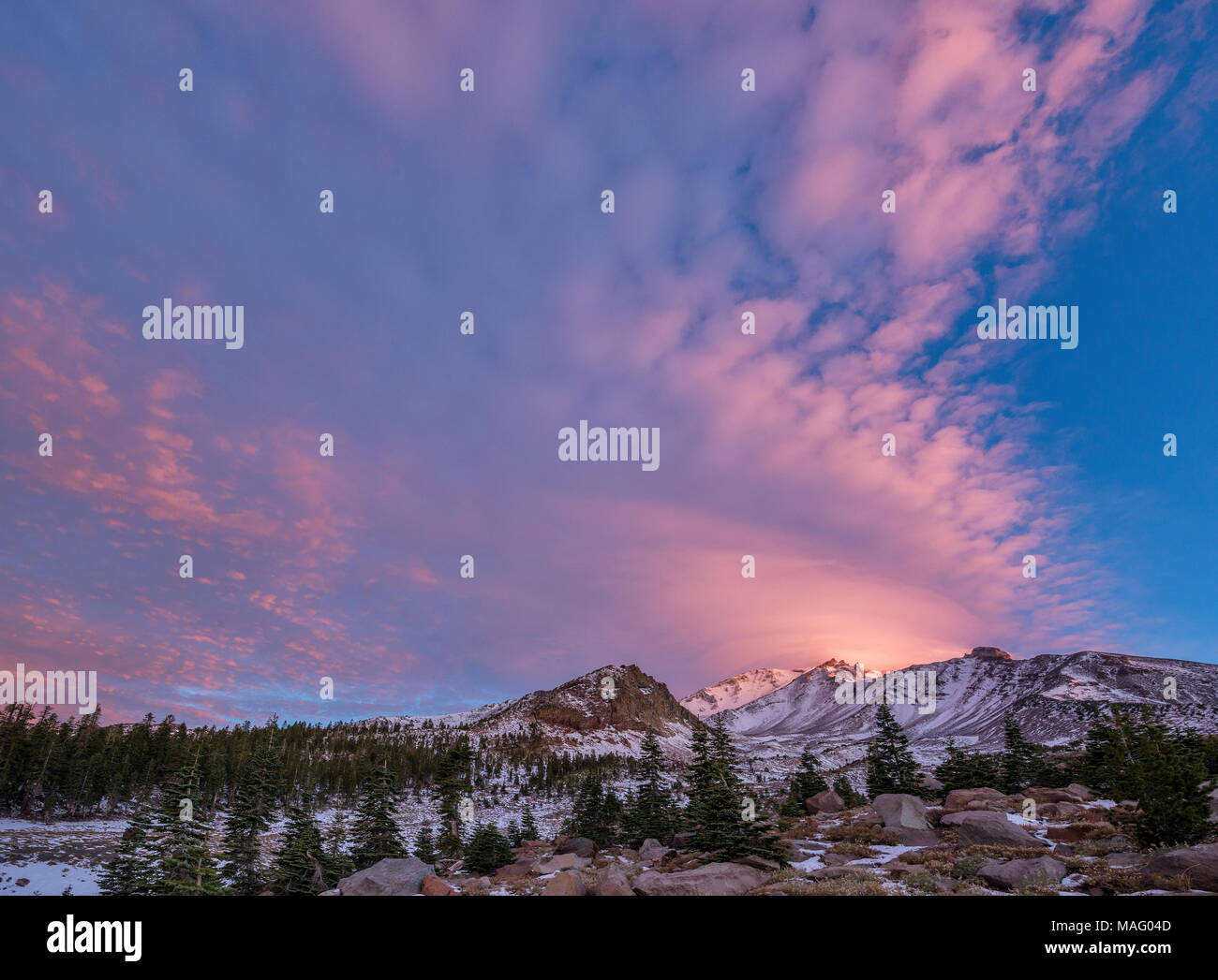 Sunrise, Linsenförmigen Wolke, Mount Shasta, Shasta-Trinity National Forest, Kalifornien Stockfoto