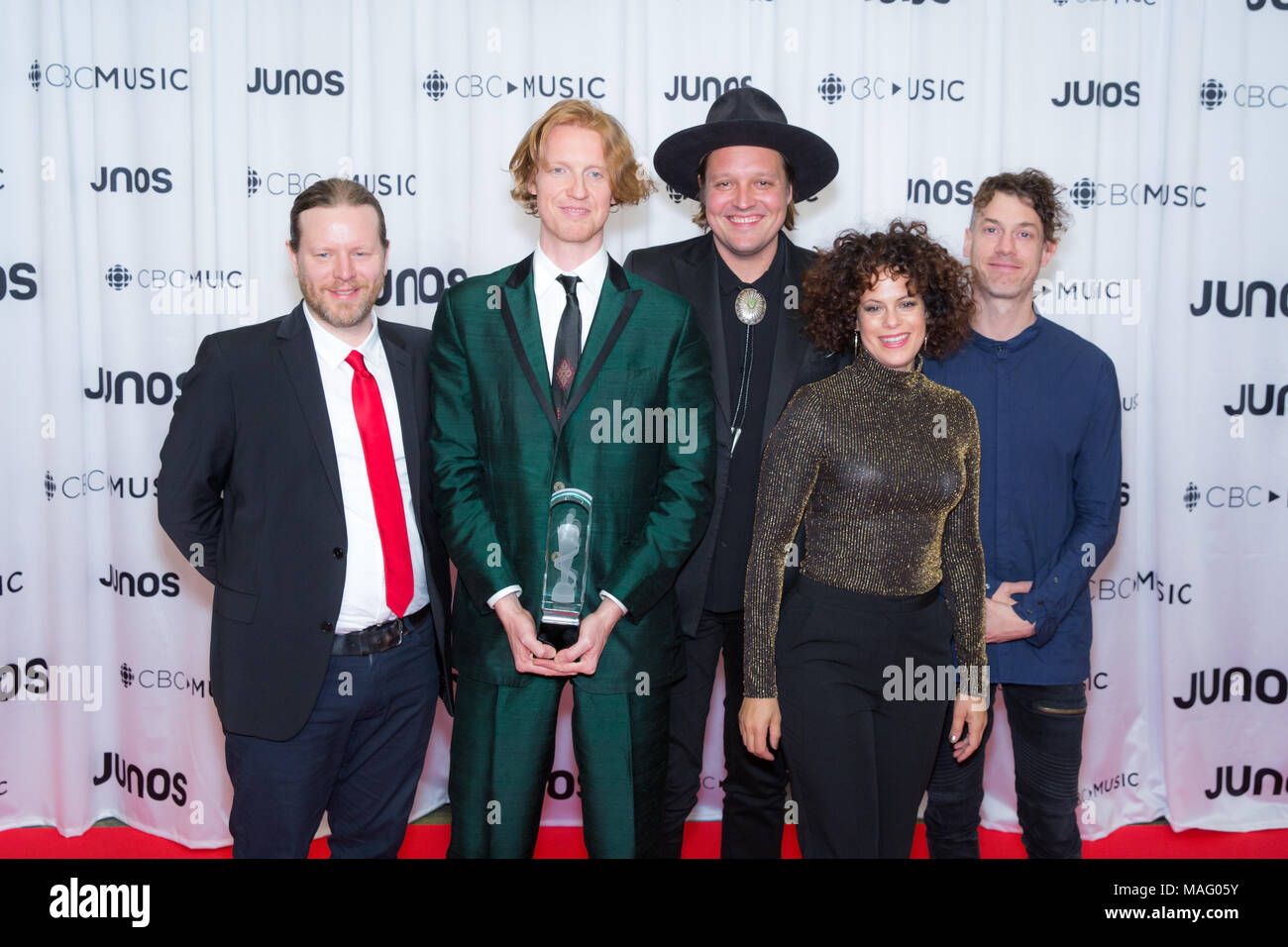 Arcade Fire mit ihren internationalen Achievement Award an die 2018 Juno Awards Gala posieren. Bobby Singh/@fohphoto Stockfoto