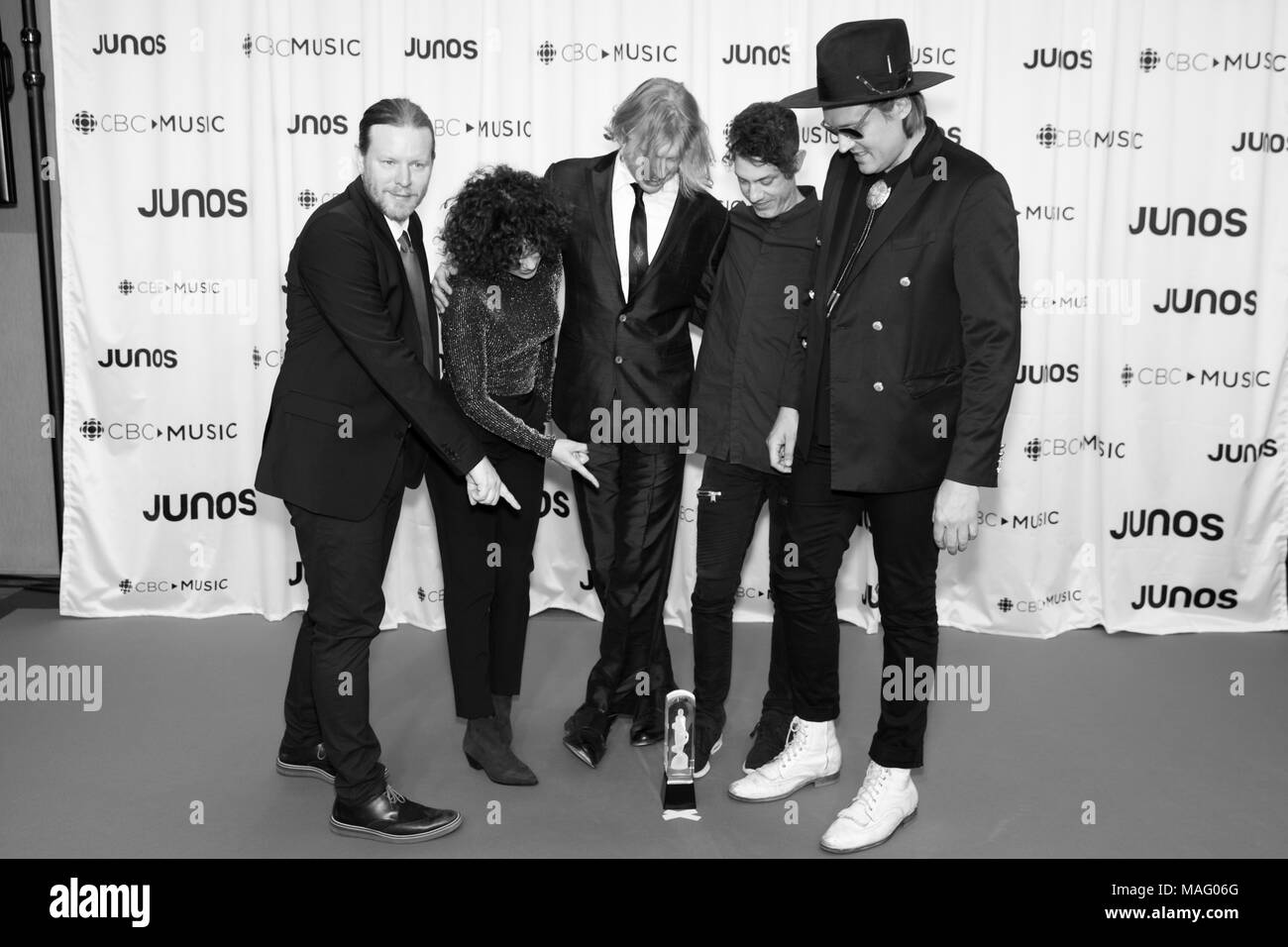 Arcade Fire mit ihren internationalen Achievement Award an die 2018 Juno Awards Gala posieren. Bobby Singh/@fohphoto Stockfoto