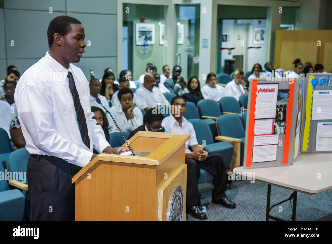 Miami Florida, Coconut Grove, Miami City Hall, Gebäude, Kommissionskammern, High School Youth Council Präsentation, Unterstützung für streunende Tiere, Studenten Stockfoto