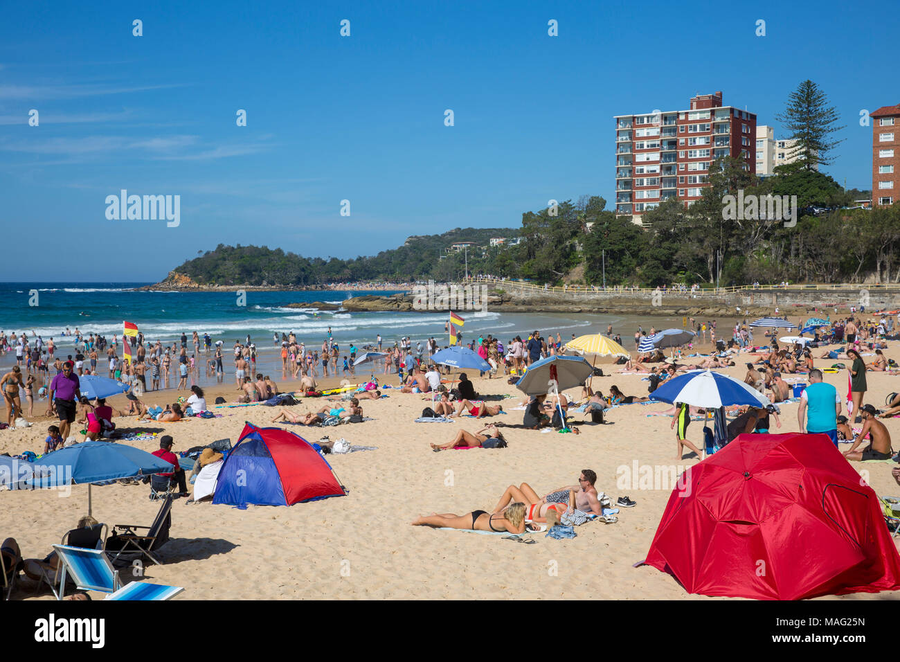 Manly Beach in Sydney Northern Beaches an einem sonnigen Herbsttag, Sydney, Australien Stockfoto