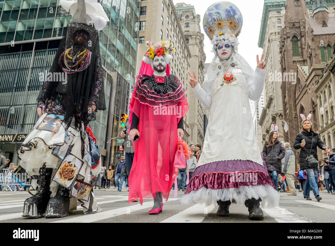 New York, Vereinigte Staaten. 01 Apr, 2018. Die jährliche Ostern Parade und Ostern Motorhaube Festival erneut über einen Splitter des Midtow; als Nachtschwärmer in Ihrem Ferienhaus Pracht gekleidet (die umfasst in der Regel den over-the-top, oft handgefertigte Hüte) rund um die St. Patrick's Cathedral zu sammeln. Die Tradition einer Feder Heftklammer in der Stadt geblieben ist, Ostern Parade Teilnehmer die Gelegenheit nutzen, um all-out, mit kreativen Hüte (viele mit Blumen geschmückt, winzige Renderings von NEW YORK CITY Sehenswürdigkeiten, oder guckt) und anderen Zubehör jetzt die Norm. Credit: Erik McGregor/Pacific Press/Alamy leben Nachrichten Stockfoto