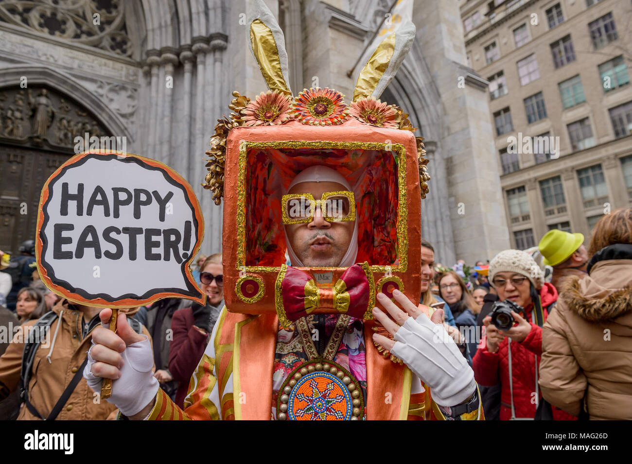 New York, Vereinigte Staaten. 01 Apr, 2018. Die jährliche Ostern Parade und Ostern Motorhaube Festival erneut über einen Splitter des Midtow; als Nachtschwärmer in Ihrem Ferienhaus Pracht gekleidet (die umfasst in der Regel den over-the-top, oft handgefertigte Hüte) rund um die St. Patrick's Cathedral zu sammeln. Die Tradition einer Feder Heftklammer in der Stadt geblieben ist, Ostern Parade Teilnehmer die Gelegenheit nutzen, um all-out, mit kreativen Hüte (viele mit Blumen geschmückt, winzige Renderings von NEW YORK CITY Sehenswürdigkeiten, oder guckt) und anderen Zubehör jetzt die Norm. Credit: Erik McGregor/Pacific Press/Alamy leben Nachrichten Stockfoto