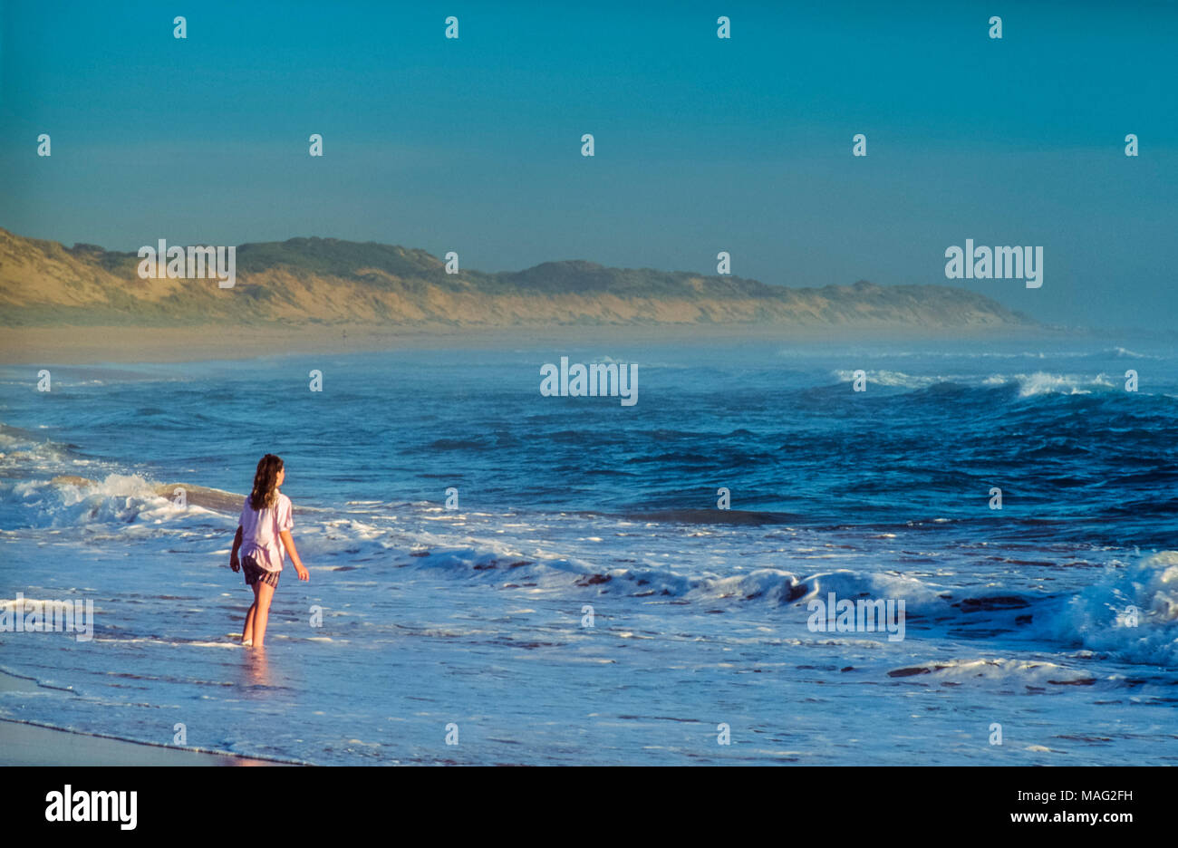 Frau am Strand mit Meerblick Stockfoto