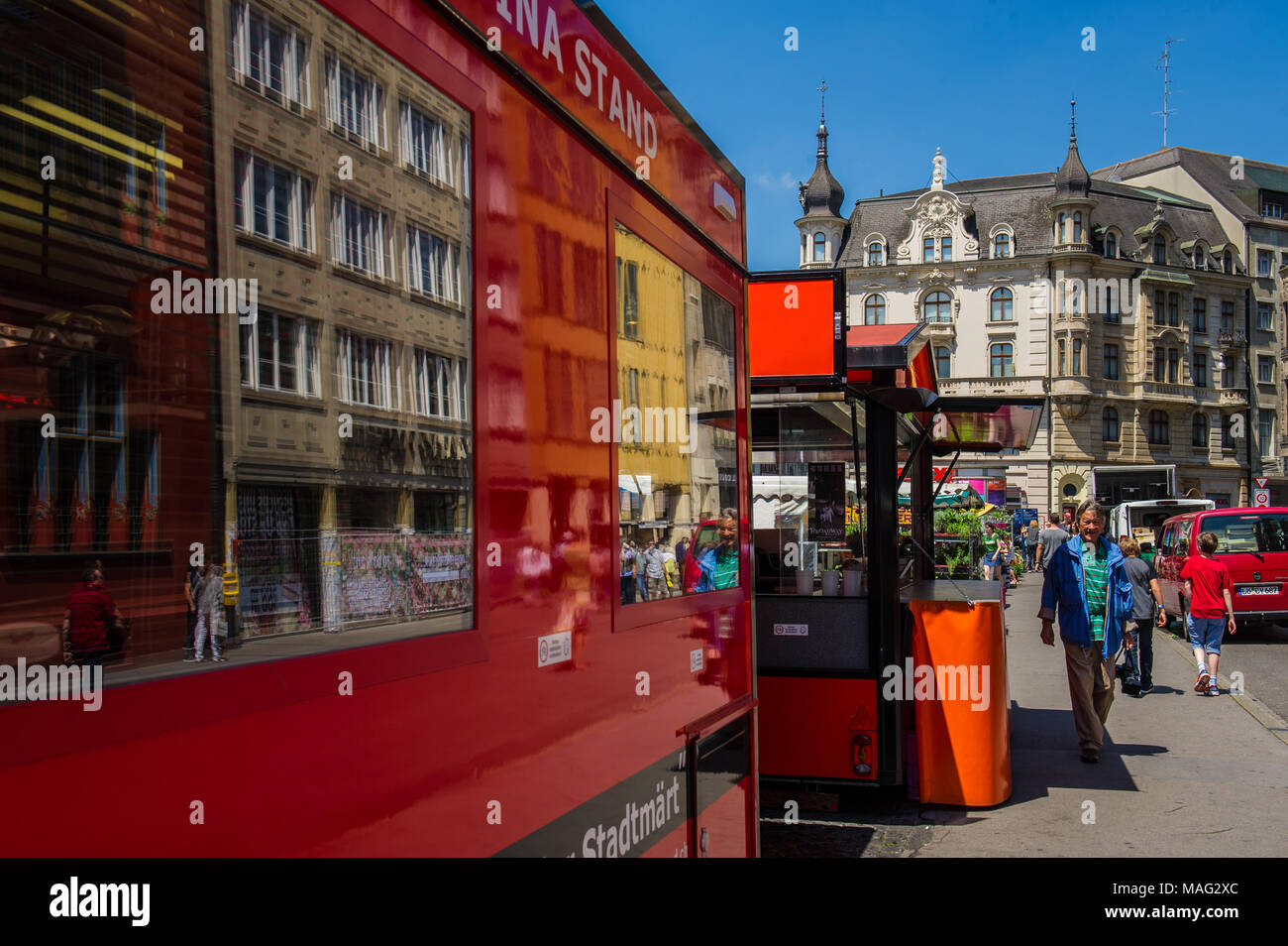 Basel Schweiz 06 Juni 2017 Schweizer Stadt Basel Im Sommer Die Strassen Der Stadt Und Touristen Einkaufen Europa Stockfotografie Alamy