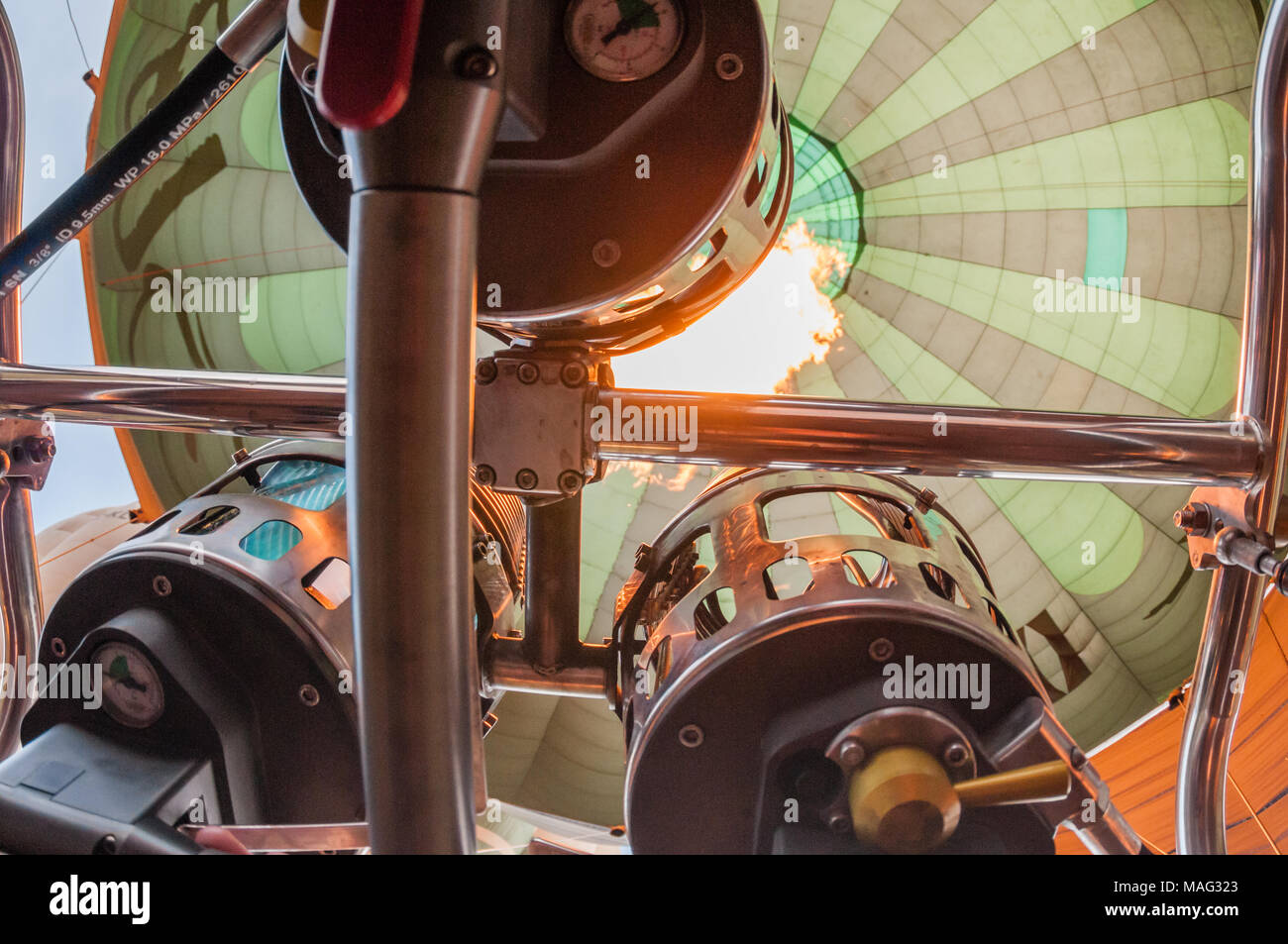 Blasen heiße Luft in einem Heißluftballon, von unten, Katalonien, Spanien Stockfoto